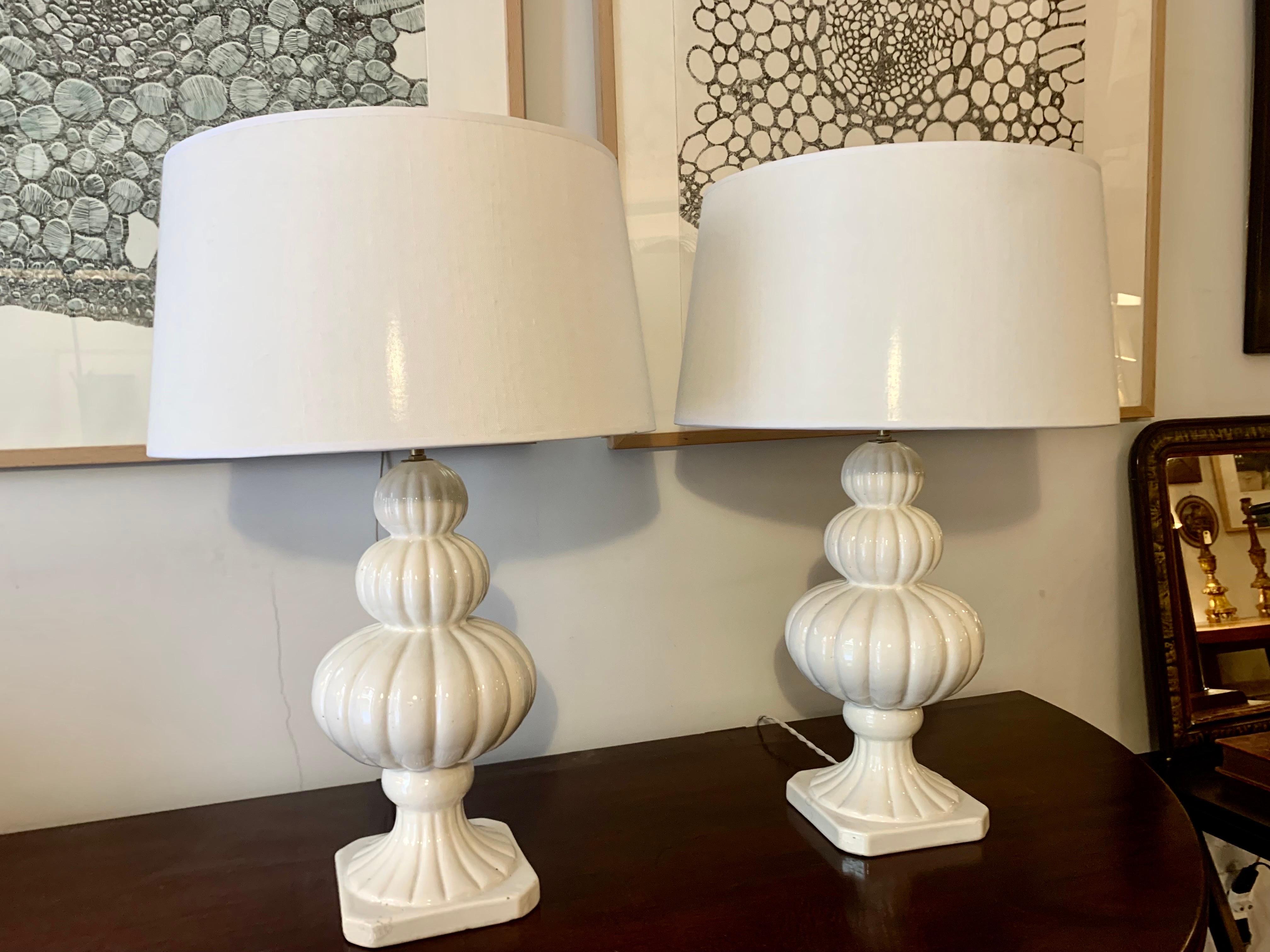 A pair of Spanish table lamps, specifically porcelain from Manises (Valencia), with a boisterous decoration. in good condition and renewed electrical system
Off-white linen shades and Golden interior.

Lampshades 40 diameter x 22 height x 35