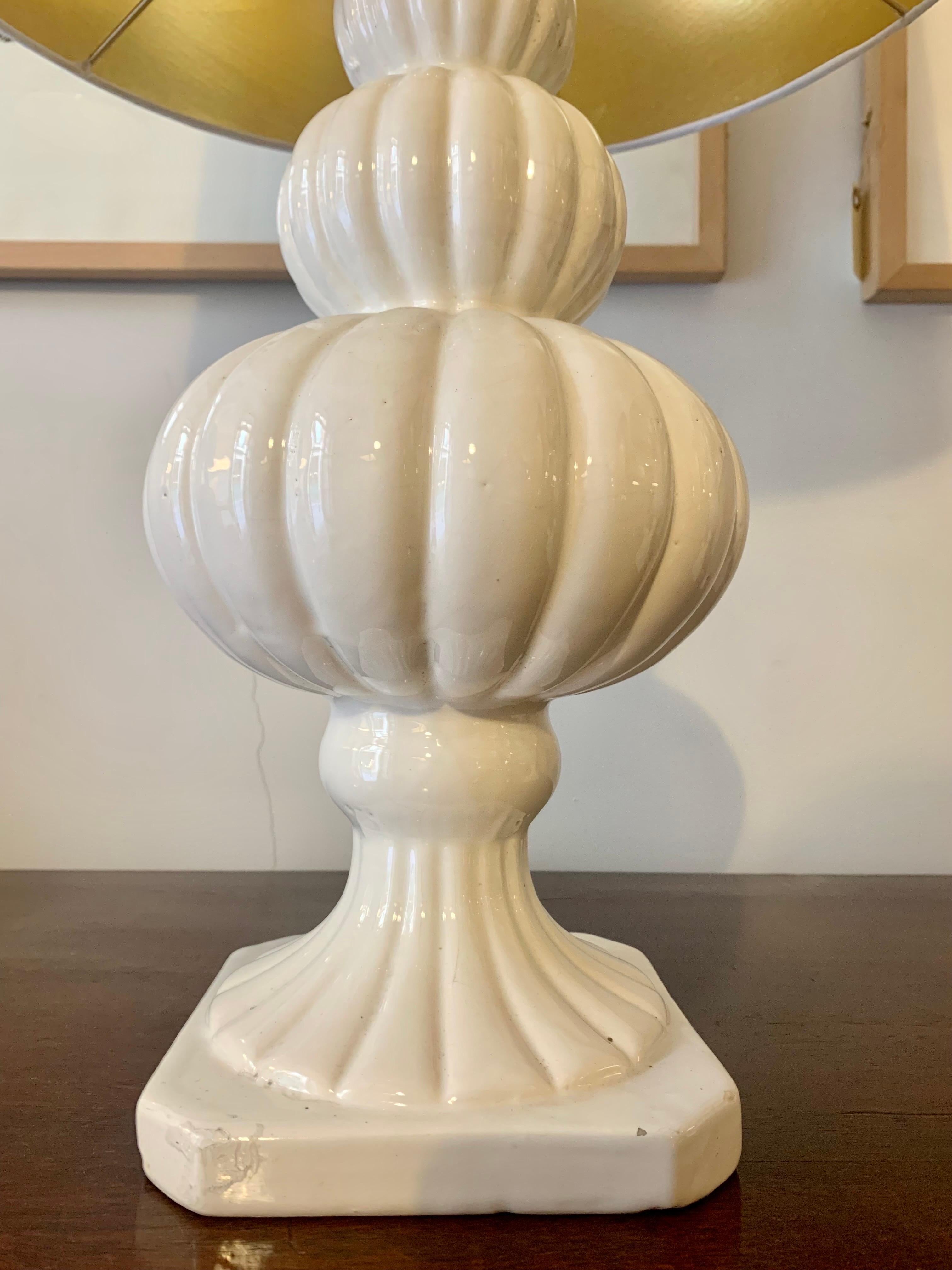 Spanische Whithe-Porzellan-Tischlampen des 20. Jahrhunderts (Moderne der Mitte des Jahrhunderts) im Angebot