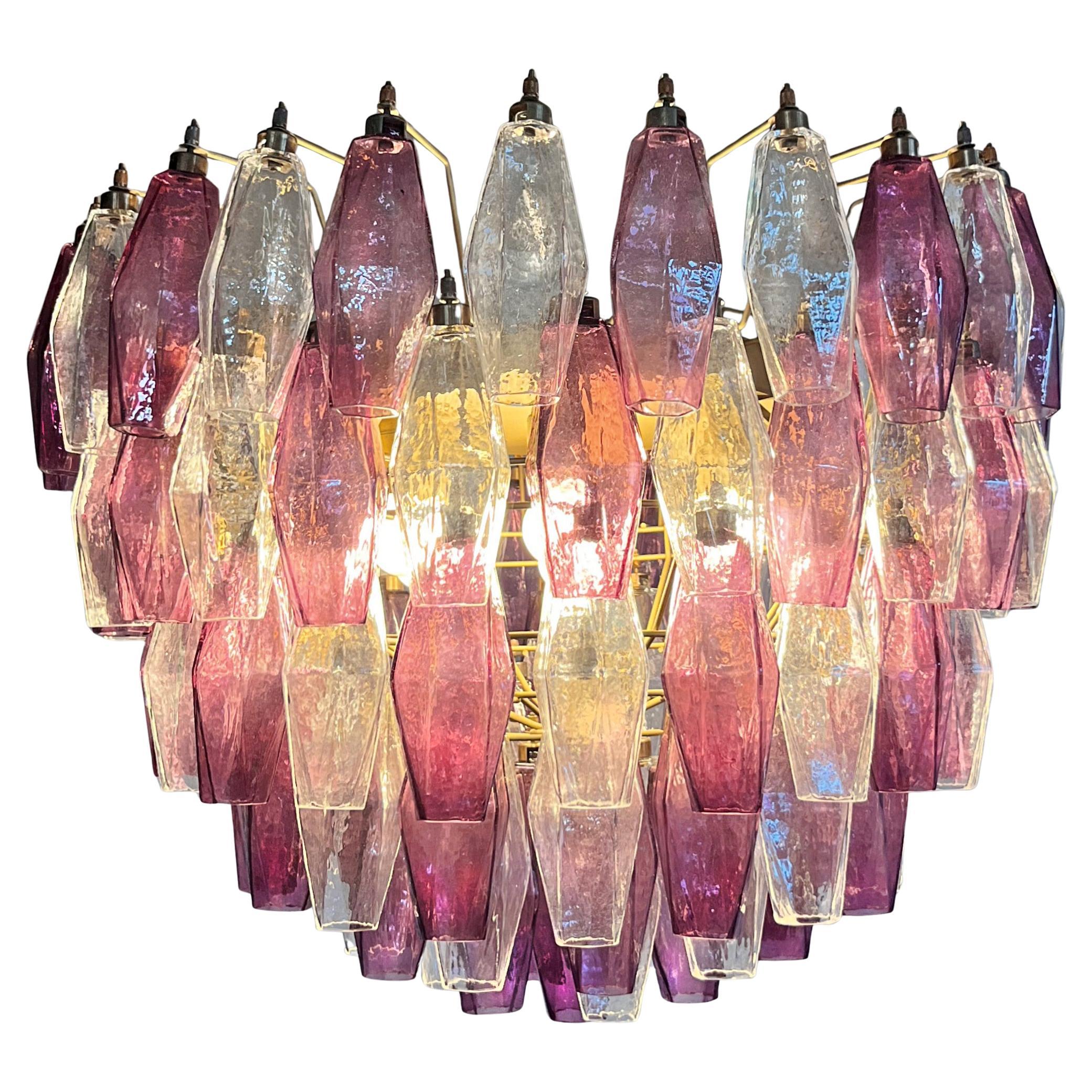 ¡Parece que tienes una obra de arte impresionante con esa lámpara colgante italiana! La combinación de 111 cristales de Murano amatista y transparentes y una estructura de latón y pintada en oro crea una estética realmente elegante.
Peso de la