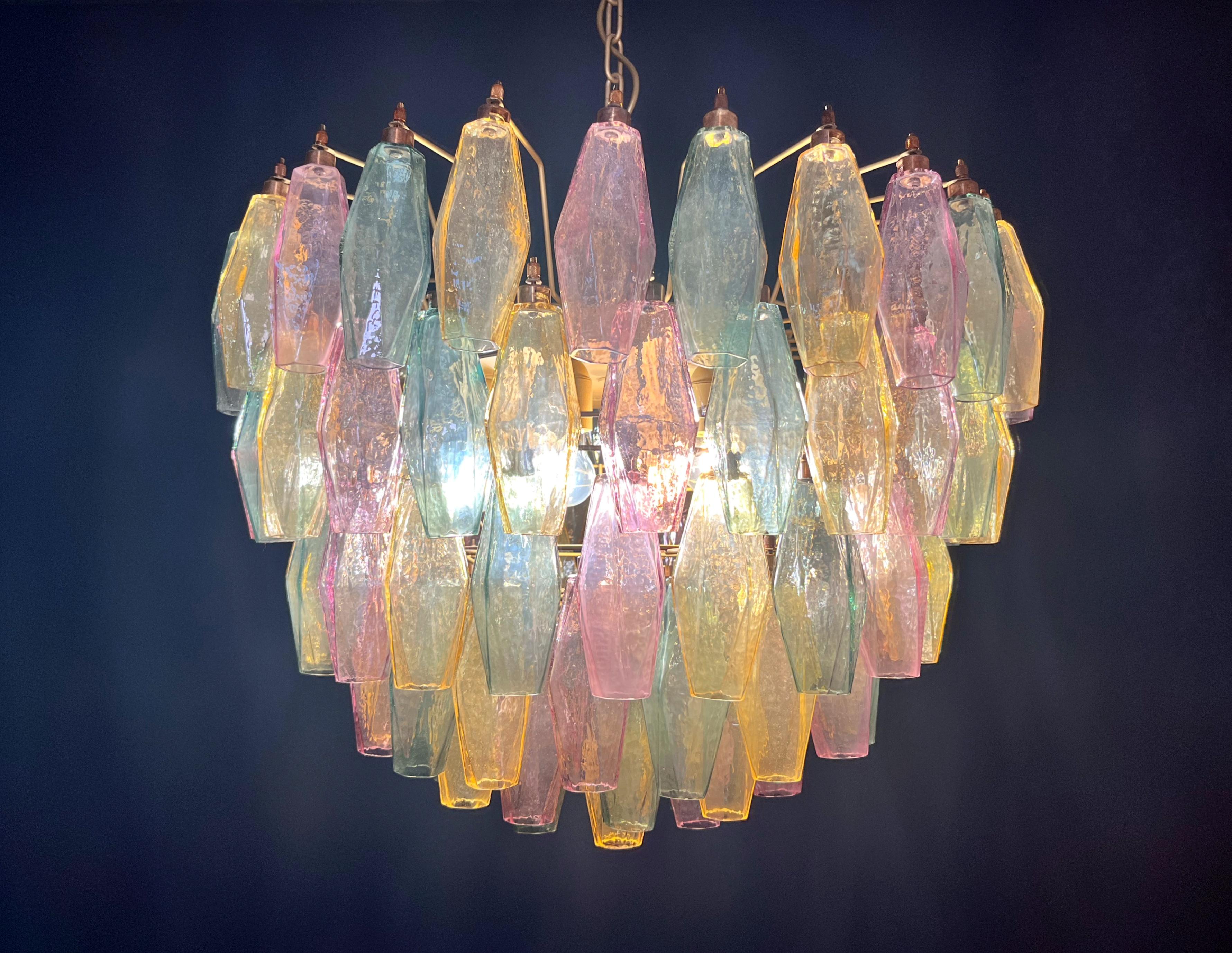 ¡Parece que tienes una obra de arte impresionante con esa lámpara colgante italiana! La combinación de 111 vidrios de Murano multicolores y una estructura de oro y latón crea una estética realmente elegante. Aquí tienes un resumen rápido de sus