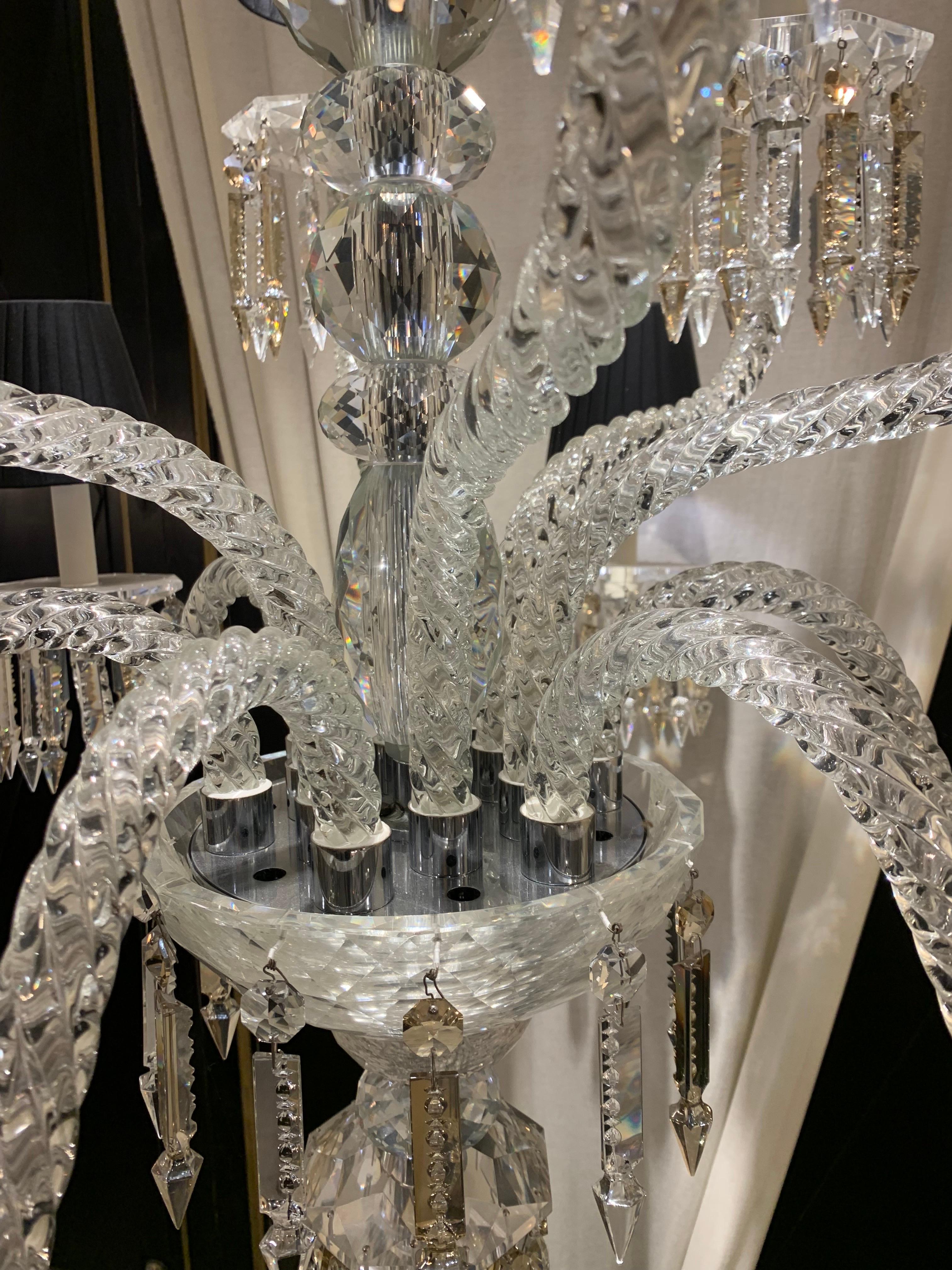 20th Oval Crystal Chandelier of 12 lights with clear and gold drops  In Excellent Condition For Sale In SAINT-OUEN-SUR-SEINE, FR