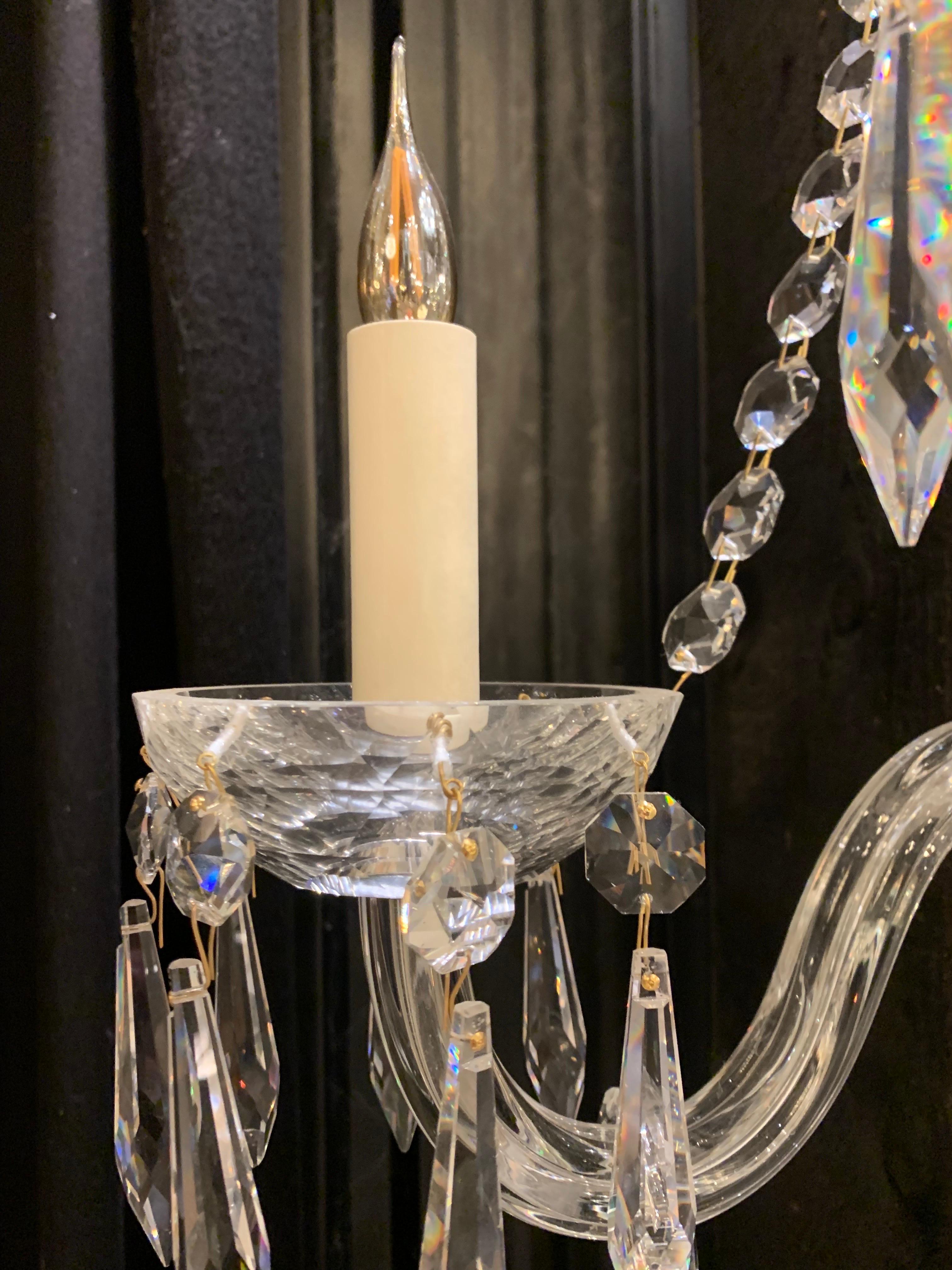 Paar Kristall-Wandleuchten des 20. Jahrhunderts mit 5 Lichtern, ''Silber'' inspiriert von Baccarat (Französisch) im Angebot