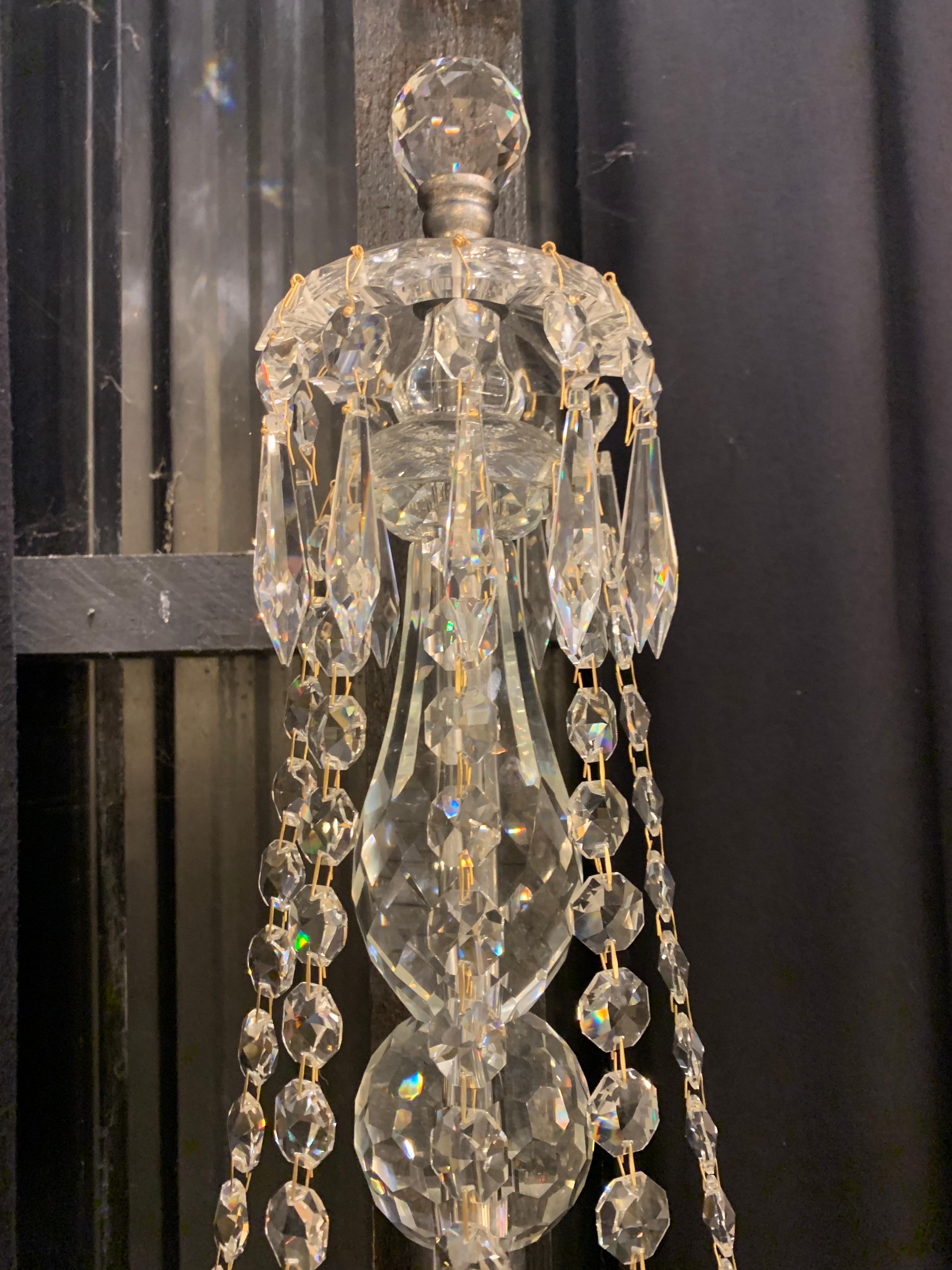 Paar Kristall-Wandleuchten des 20. Jahrhunderts mit 5 Lichtern, ''Silber'' inspiriert von Baccarat (Metall) im Angebot