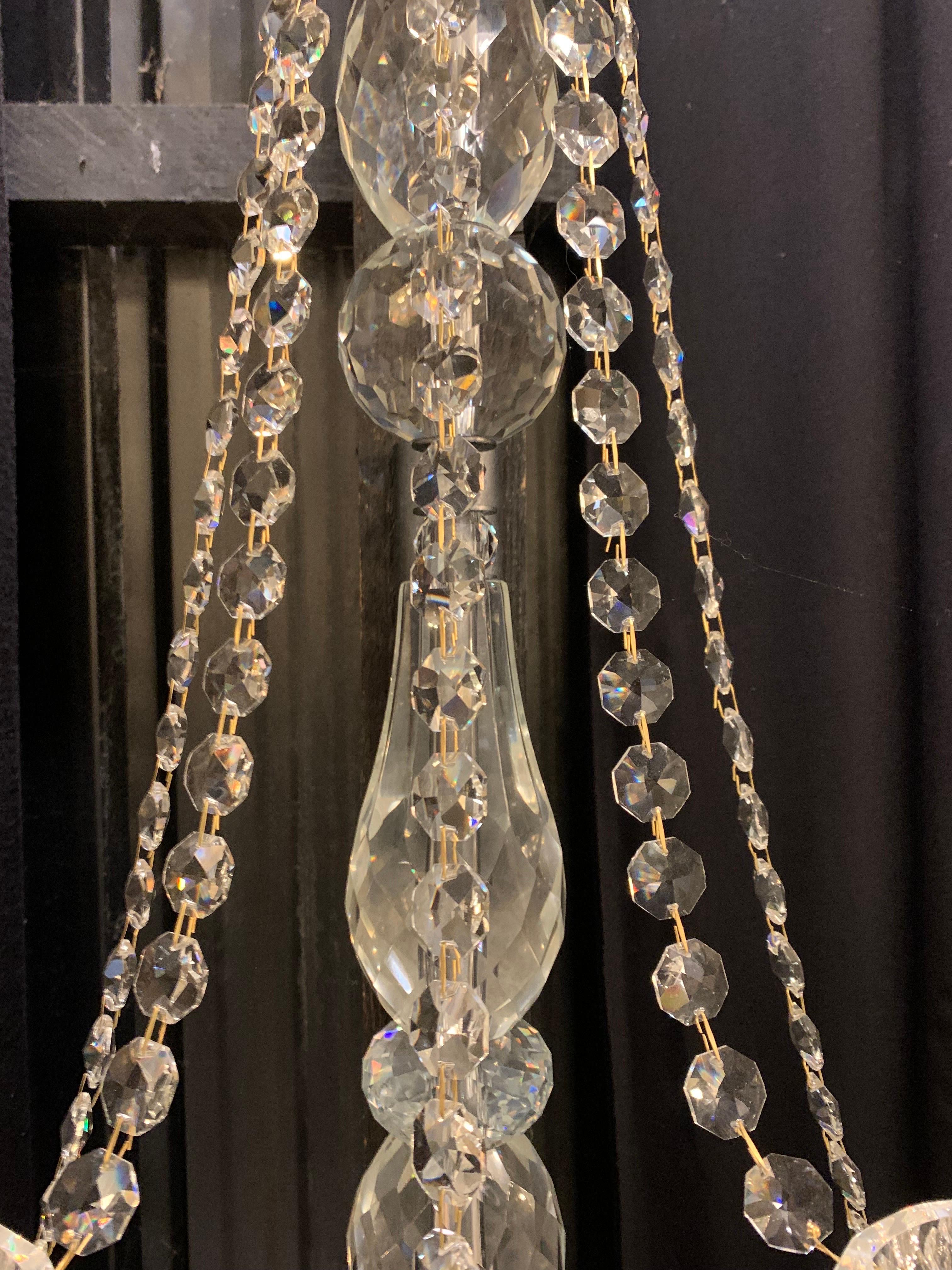Paar Kristall-Wandleuchten des 20. Jahrhunderts mit 5 Lichtern, ''Silber'' inspiriert von Baccarat im Angebot 1