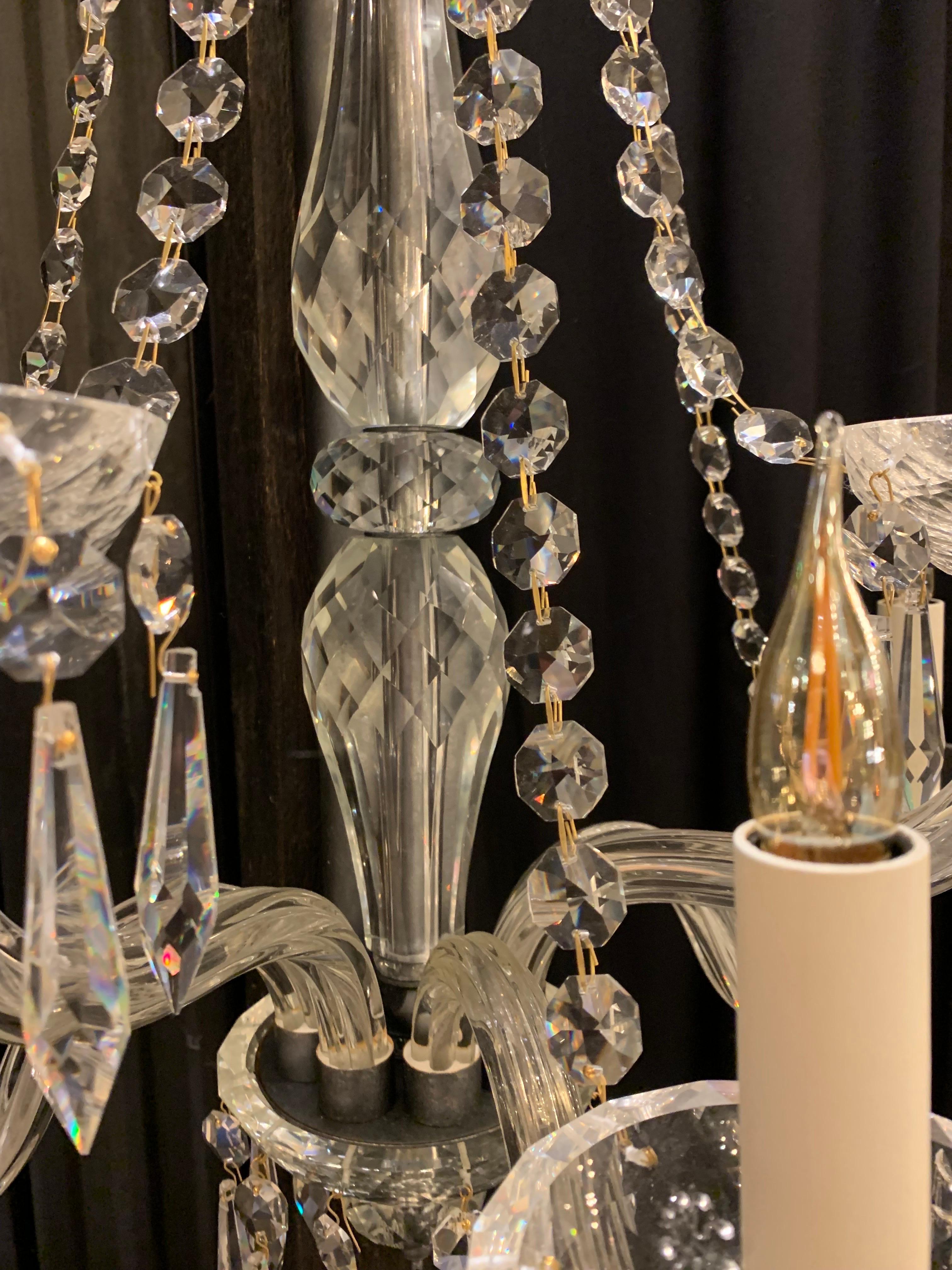 Paar Kristall-Wandleuchten des 20. Jahrhunderts mit 5 Lichtern, ''Silber'' inspiriert von Baccarat im Angebot 2