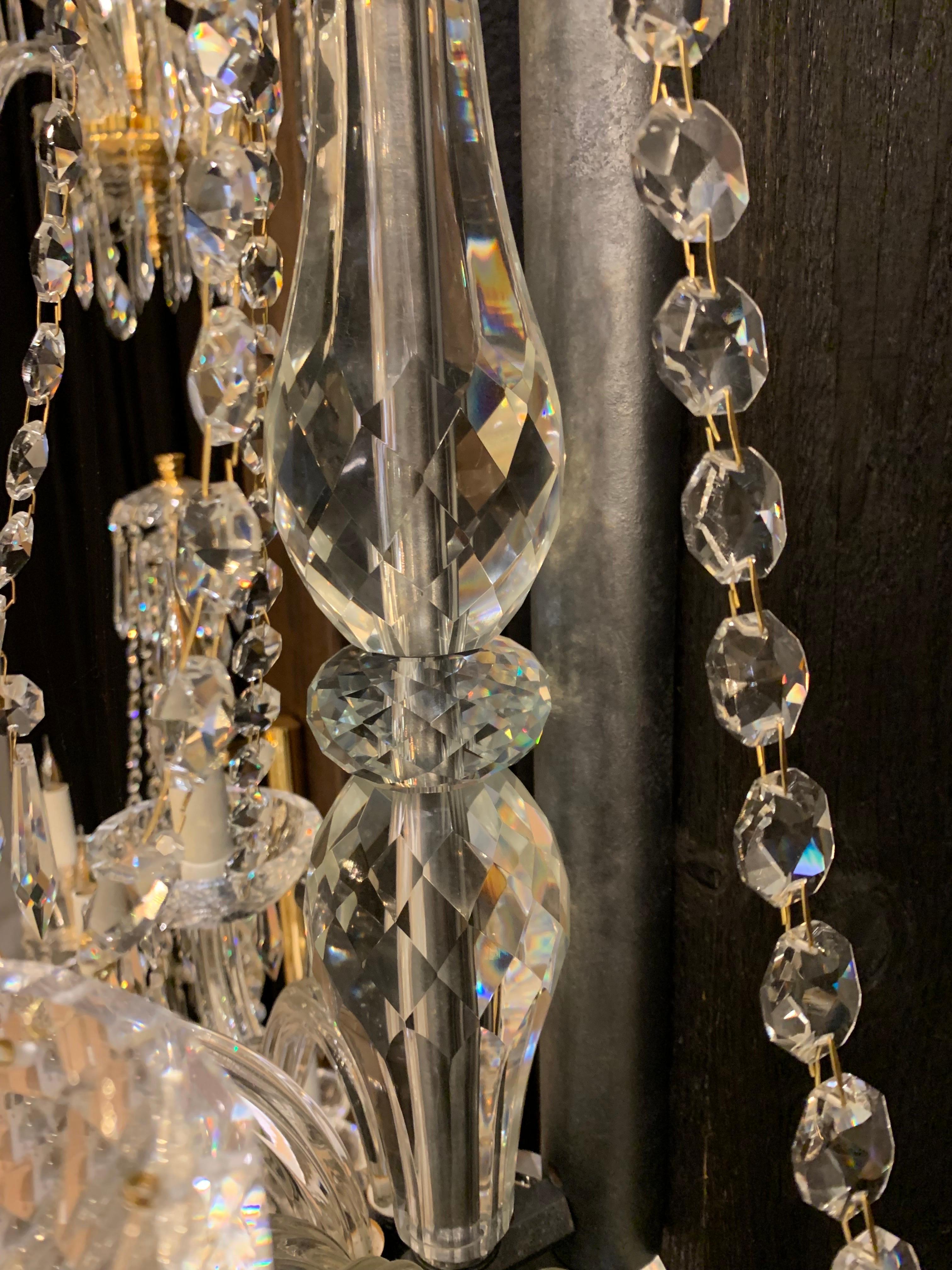 Paar Kristall-Wandleuchten des 20. Jahrhunderts mit 5 Lichtern, ''Silber'' inspiriert von Baccarat im Angebot 3