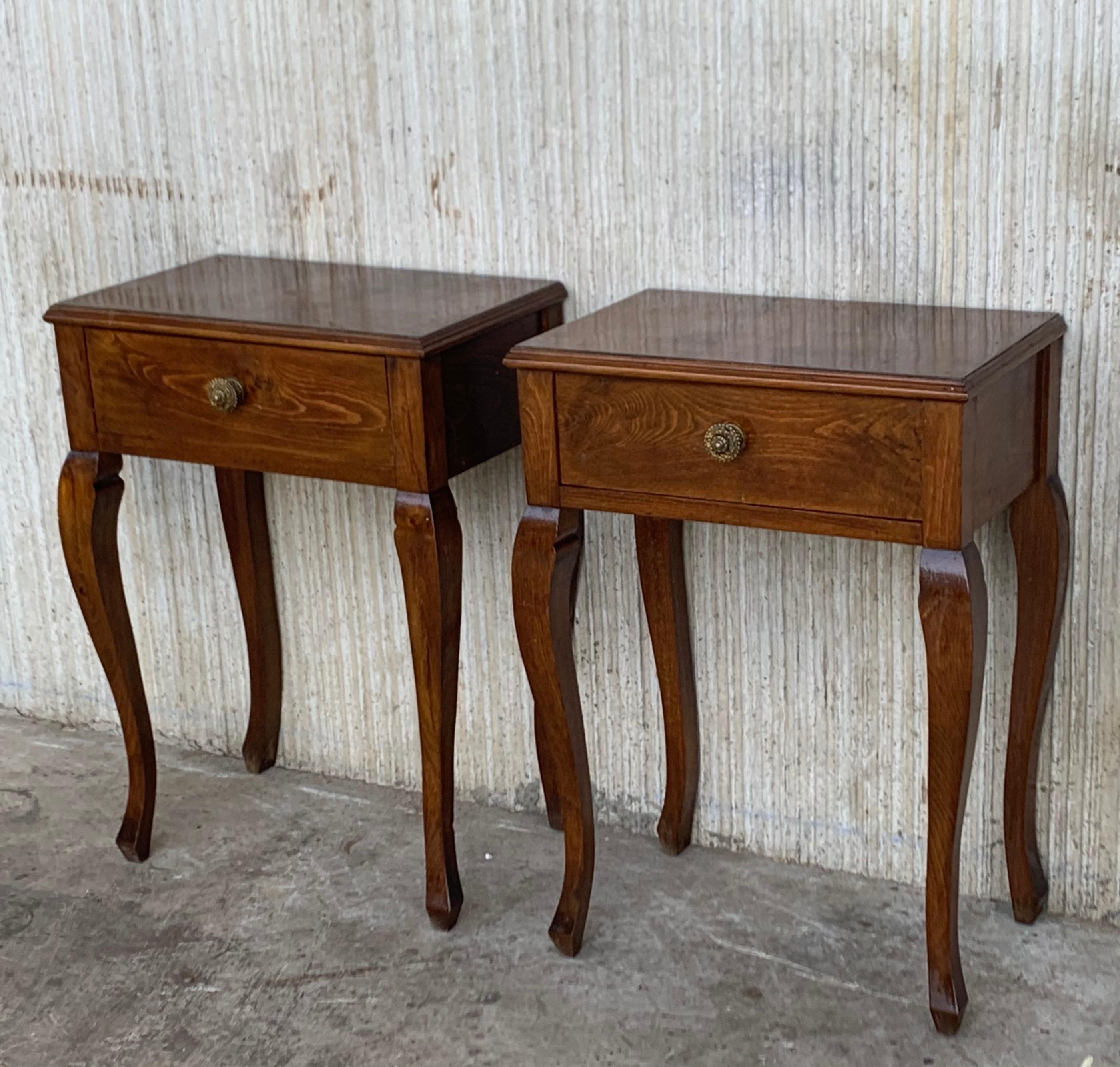 20th Pair of French Louis XV Style Walnut Bedside Tables with Drawer In Good Condition In Miami, FL