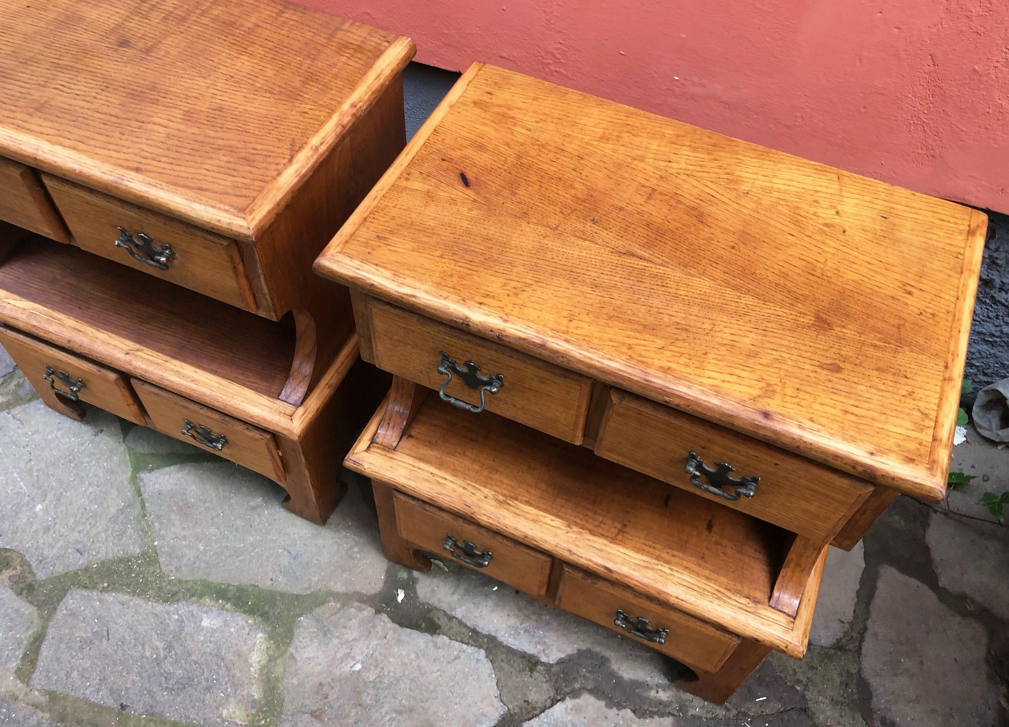 20ème paire de tables de nuit italiennes en châtaignier avec quatre tiroirs, patine d'origine Bon état - En vente à Buggiano, IT