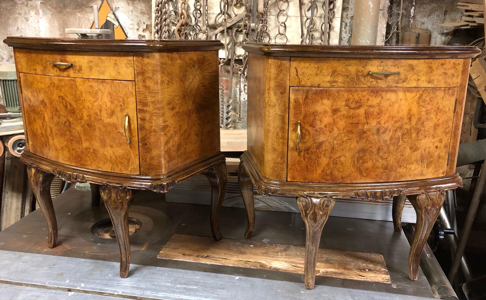 20th Pair of Italian Night Stands in Maple Burl with Pink Glass In Good Condition In Buggiano, IT