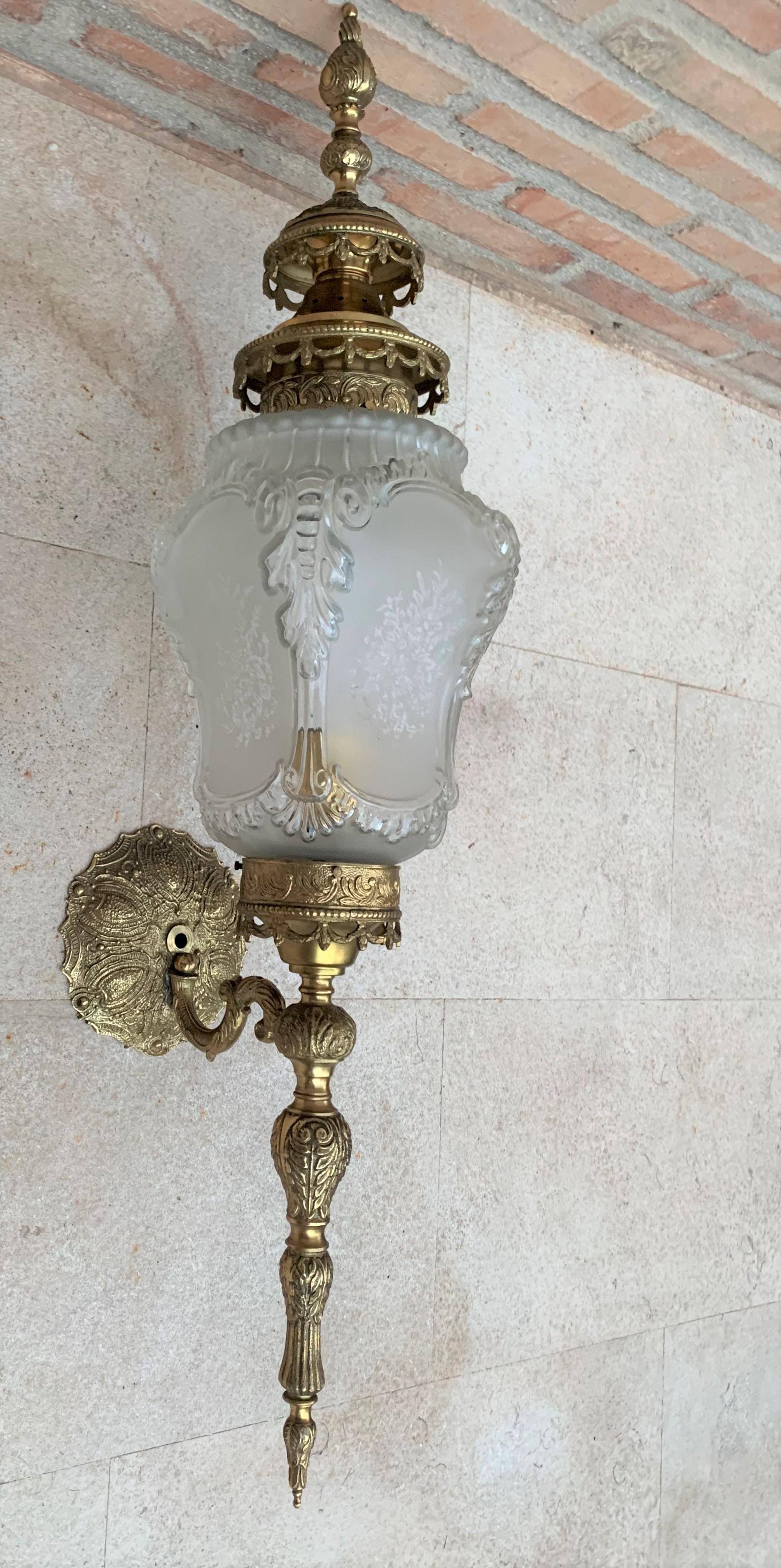 20th Century Pair of Large French Bronze and Glass Sconces For Sale 2