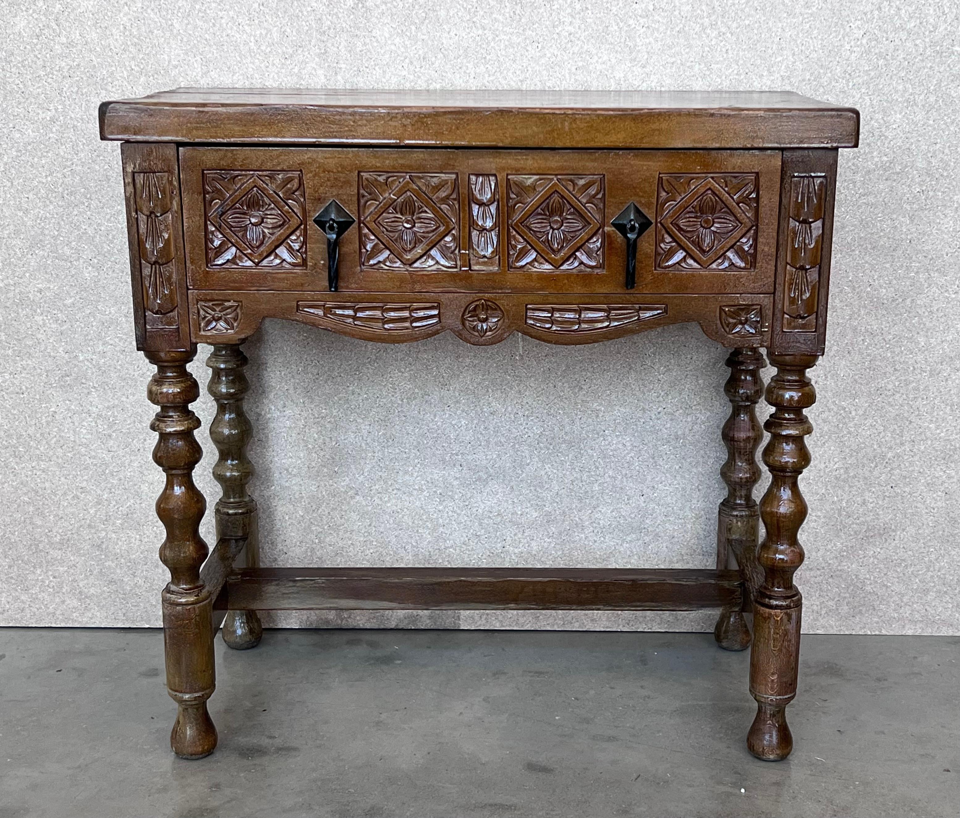 20th century pair of Spanish nightstands or console table with one drawer and iron hardware.
The table has beautiful carved drawers with original iron pull.
Beautiful tables that you can use like a nightstands or side tables, end tables or table