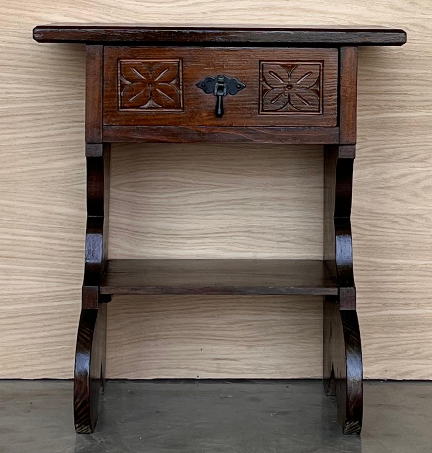 Spanish Colonial 20th Pair of Narrow Spanish Nightstands with Carved Drawer and Low Shelve For Sale
