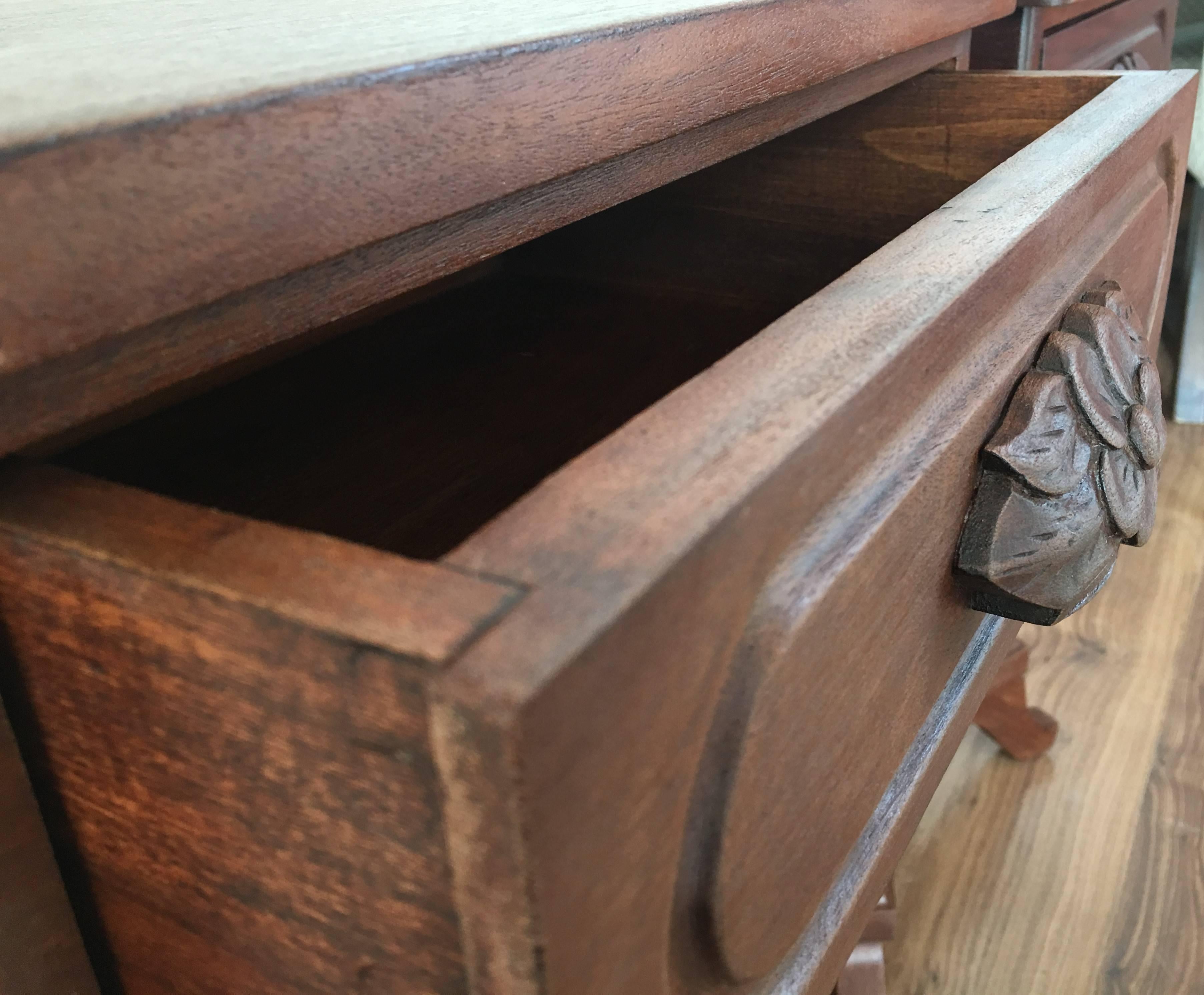 20th century pair of nightstands in mahogany with lyre leg and bronze
Beautiful carved on its drawers.
Completely restored.