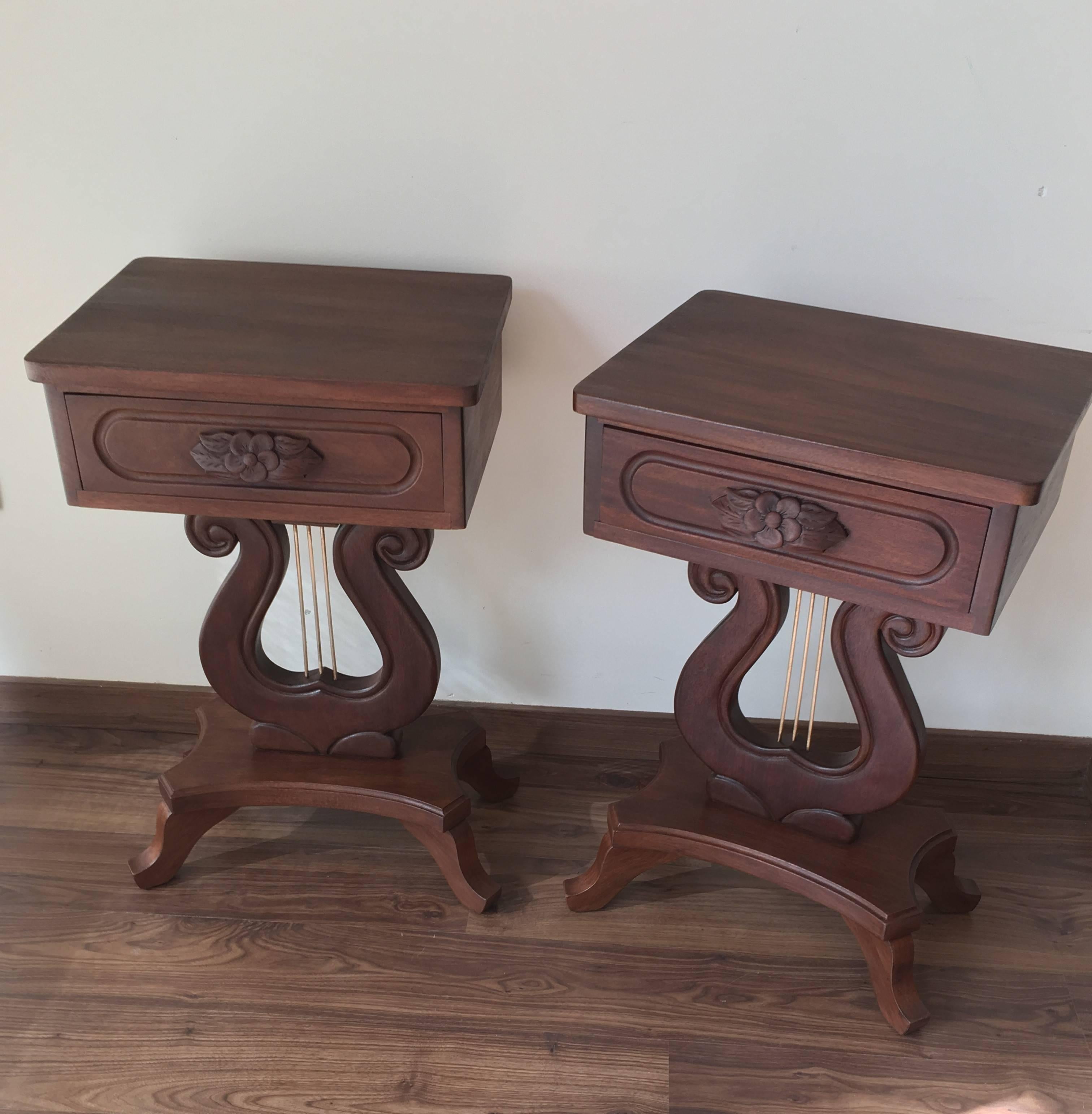 Paire de tables de nuit du 20e siècle en acajou avec pied lyre et bronze Excellent état à Miami, FL