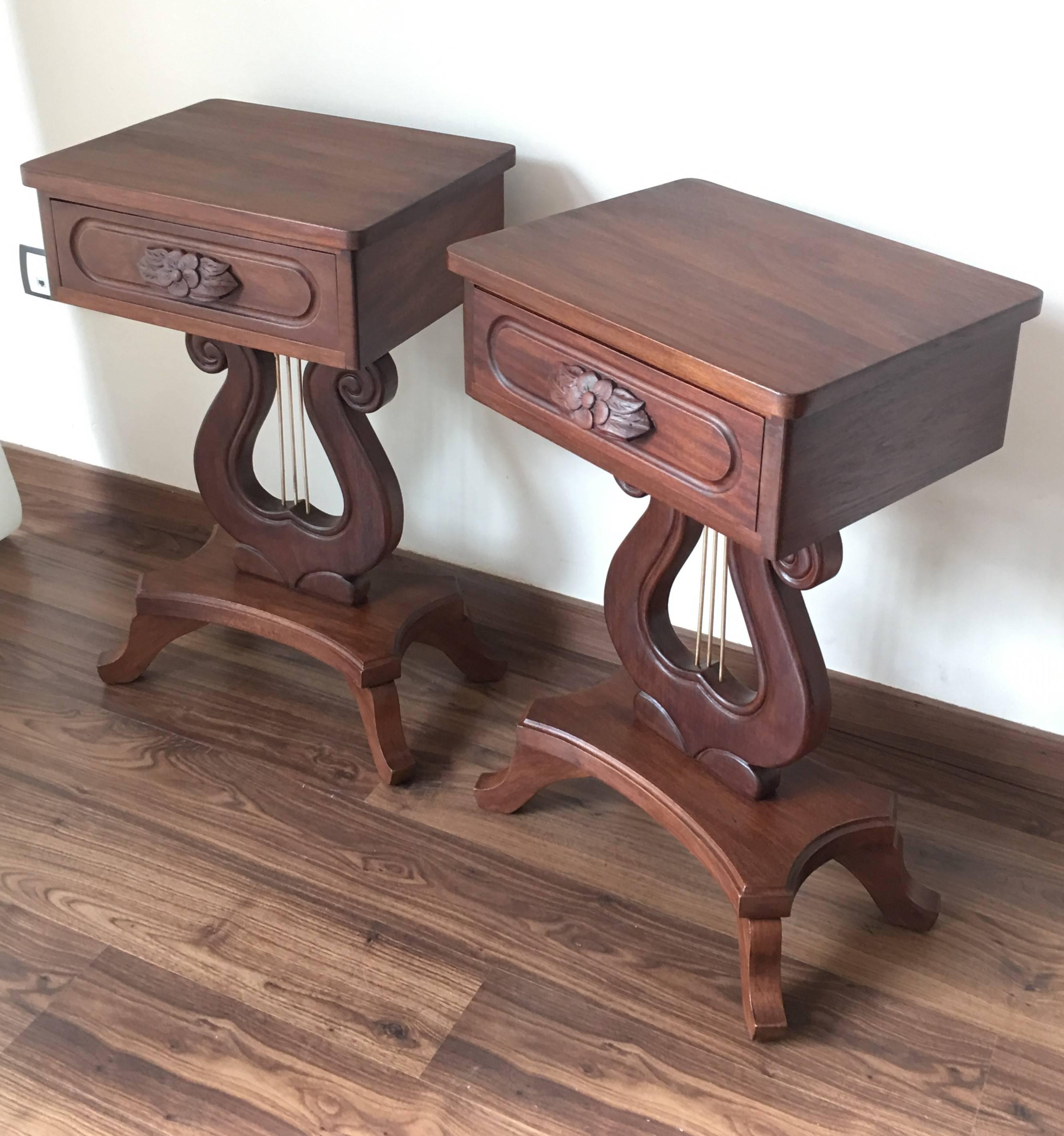 20ième siècle Paire de tables de nuit du 20e siècle en acajou avec pied lyre et bronze