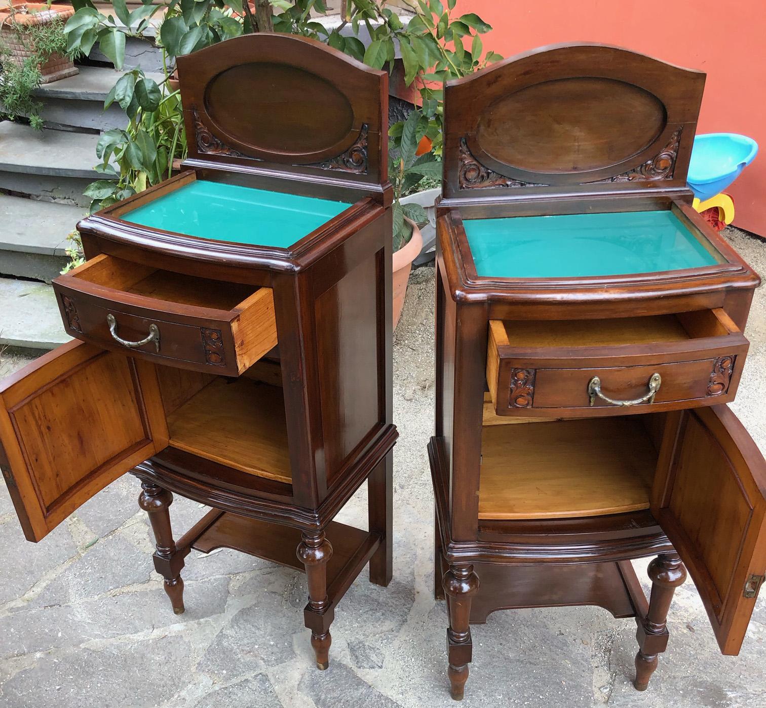 Pair of original Italian night stands with green glass tops, one right and one left.
The backsplash can be easily removed.
They are in solid walnut and fir
The height without backsplash is 86 cm.
Very elegant.
If you prefer, I can replace the