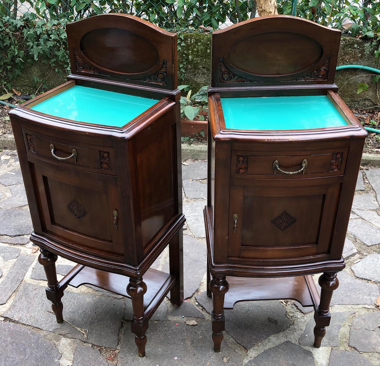 20ème paire de tables de nuit italiennes originales avec plateau en verre vert en vente 1