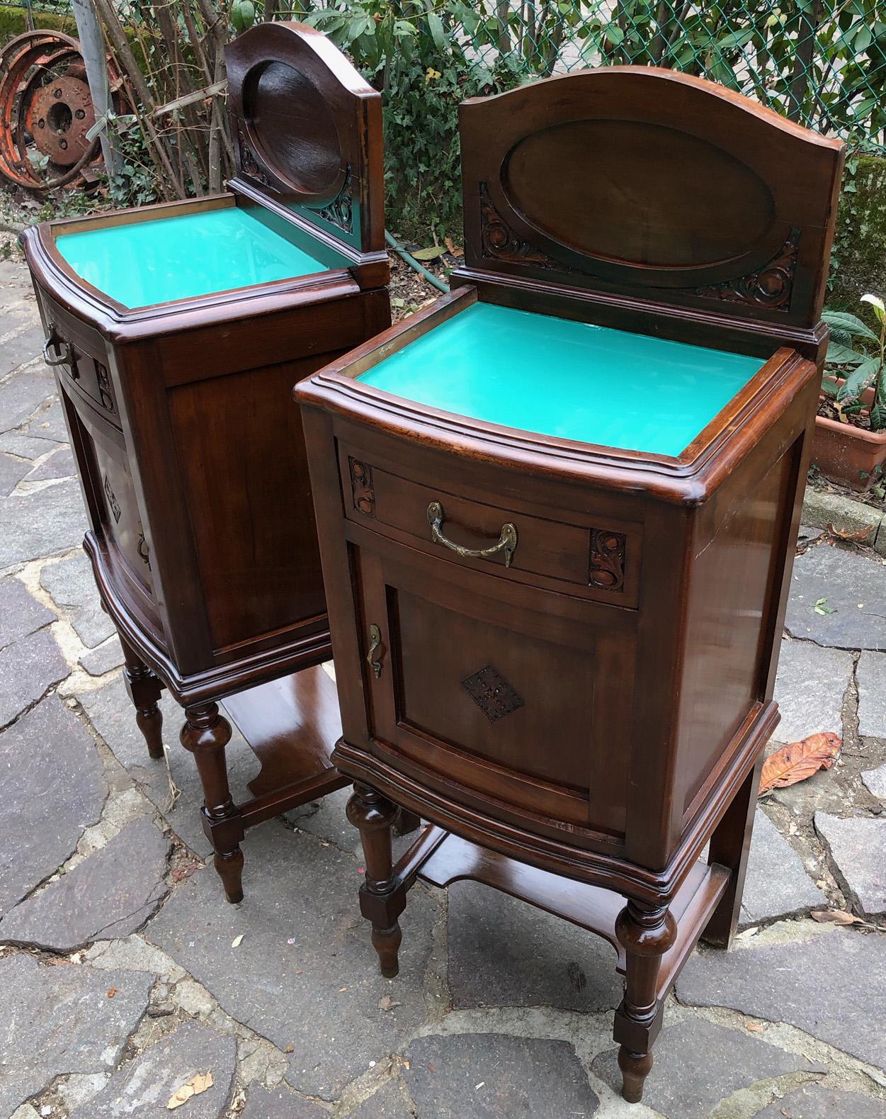 20ème paire de tables de nuit italiennes originales avec plateau en verre vert en vente 2