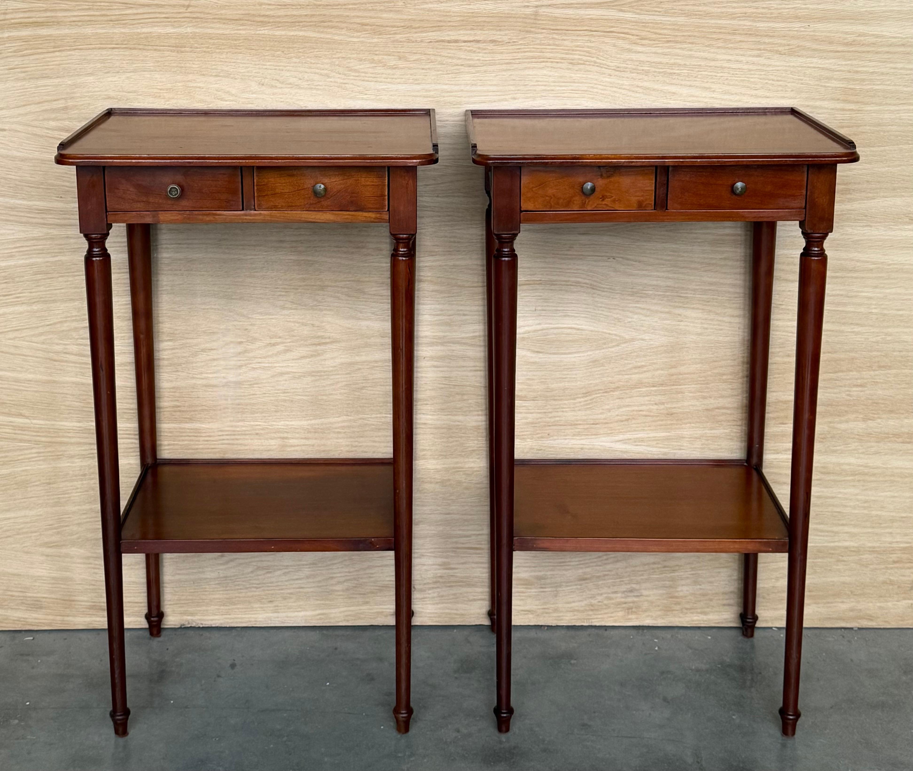 Une belle table d'appoint ou de chevet française, une table de téléphone soutenue par des pieds de lumière.
Deux petits tiroirs dans chaque table et étagère.

Hauteur du sol à l'étagère basse : 9.44in