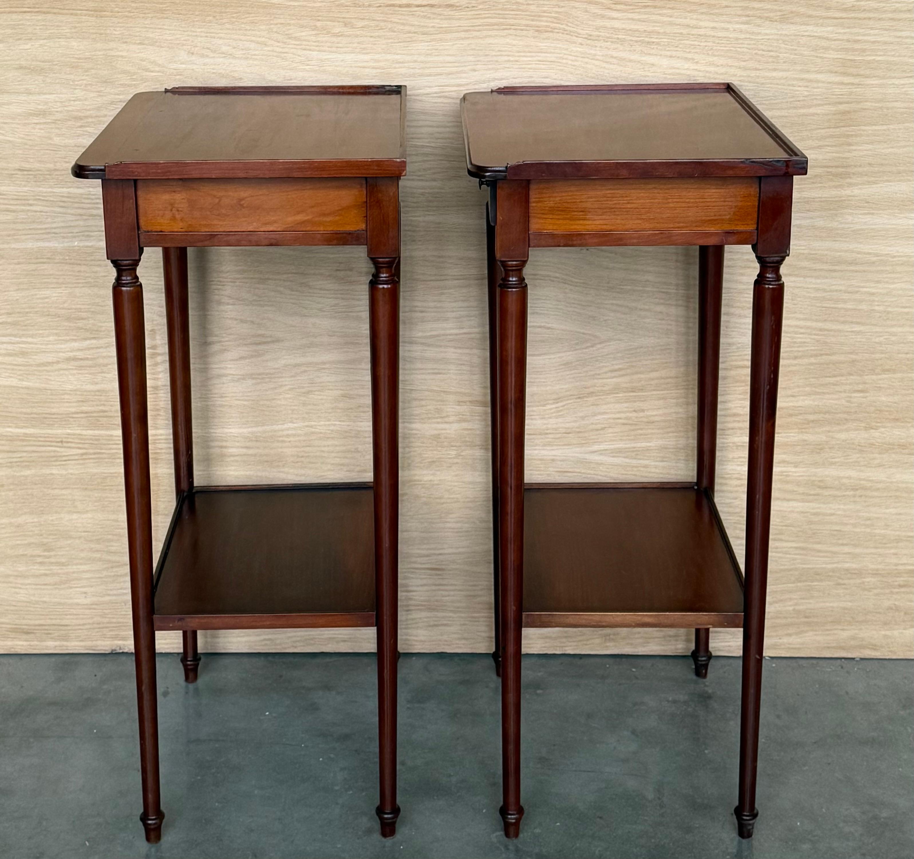 20th Pair of Side or Nightstands Tables with Two Small Drawers & Shelves en vente 1