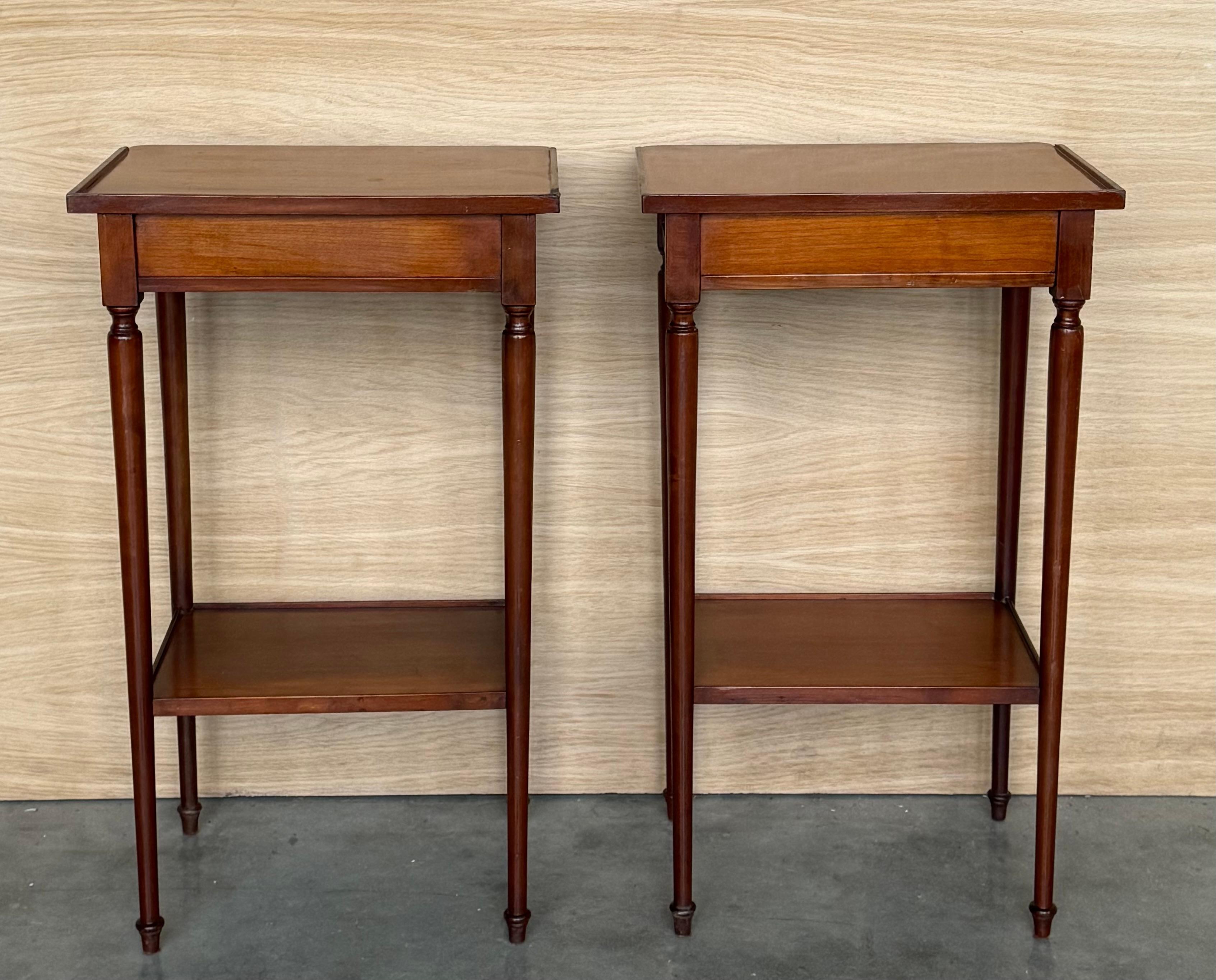20th Pair of Side or Nightstands Tables with Two Small Drawers & Shelves en vente 2