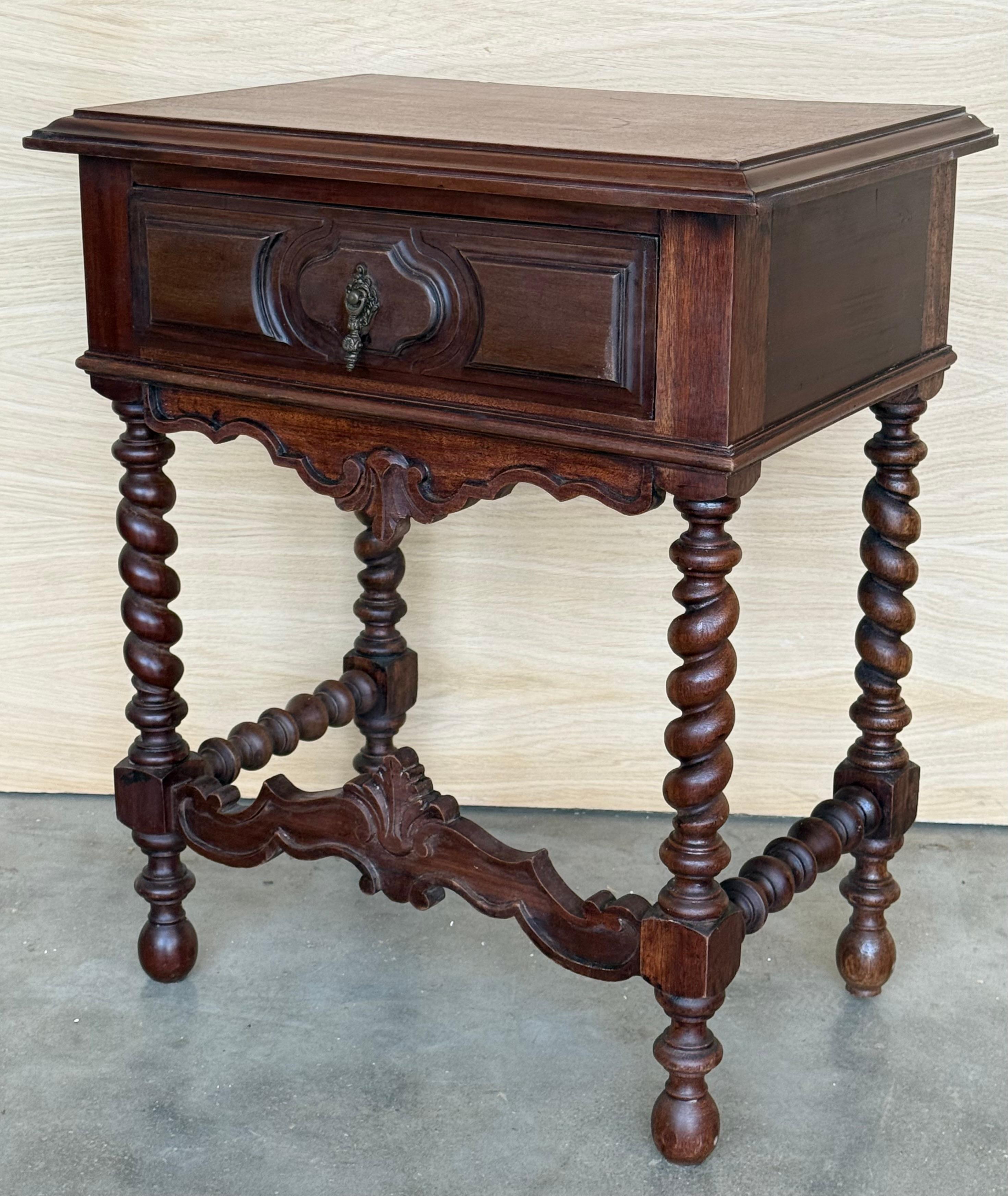 Spanish Colonial 20th Pair of Spanish Carved Nightstands with Drawer and low crest For Sale