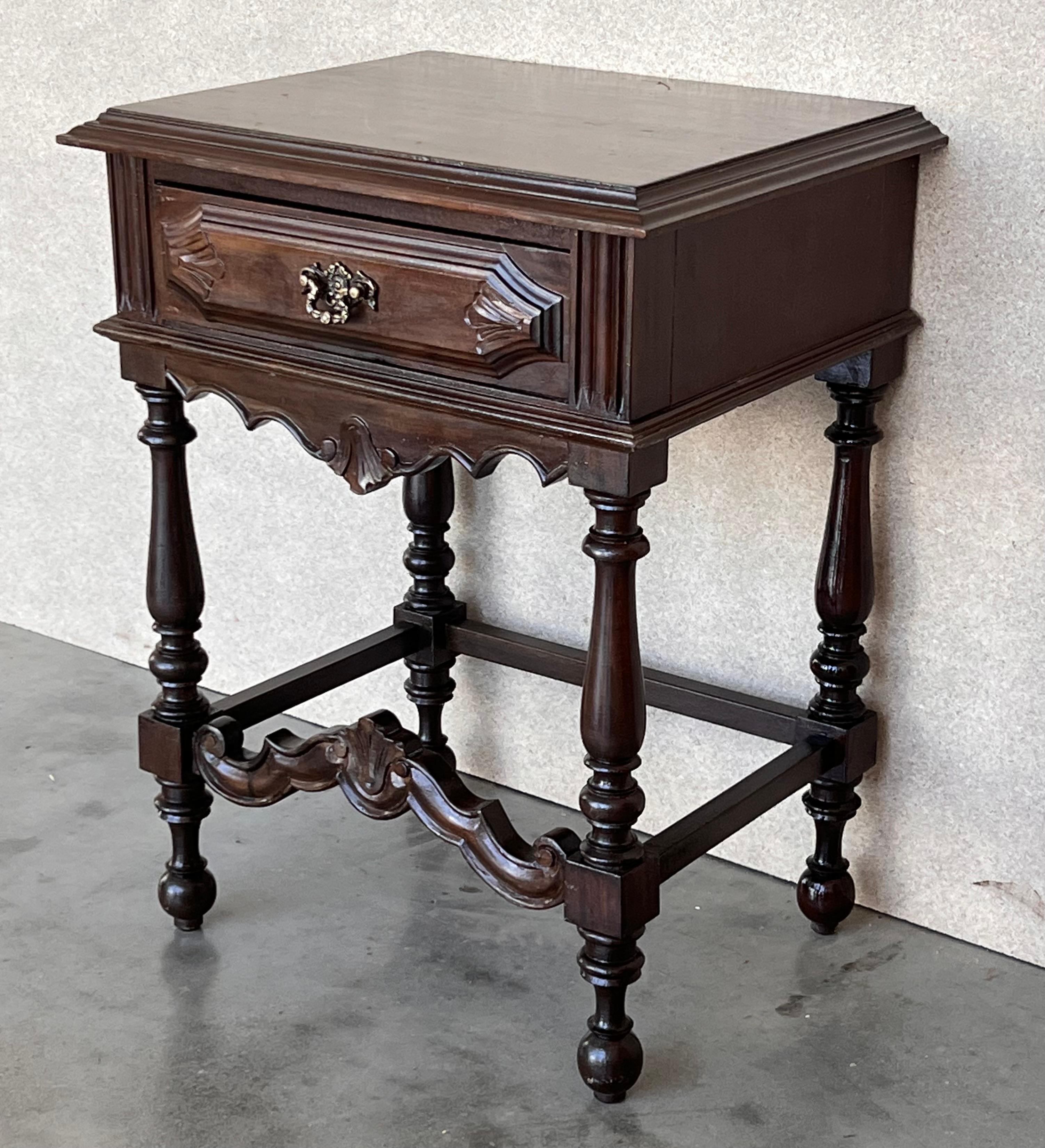 20th Pair of Spanish Nightstands with Carved Drawer and beautiful stretcher In Good Condition For Sale In Miami, FL