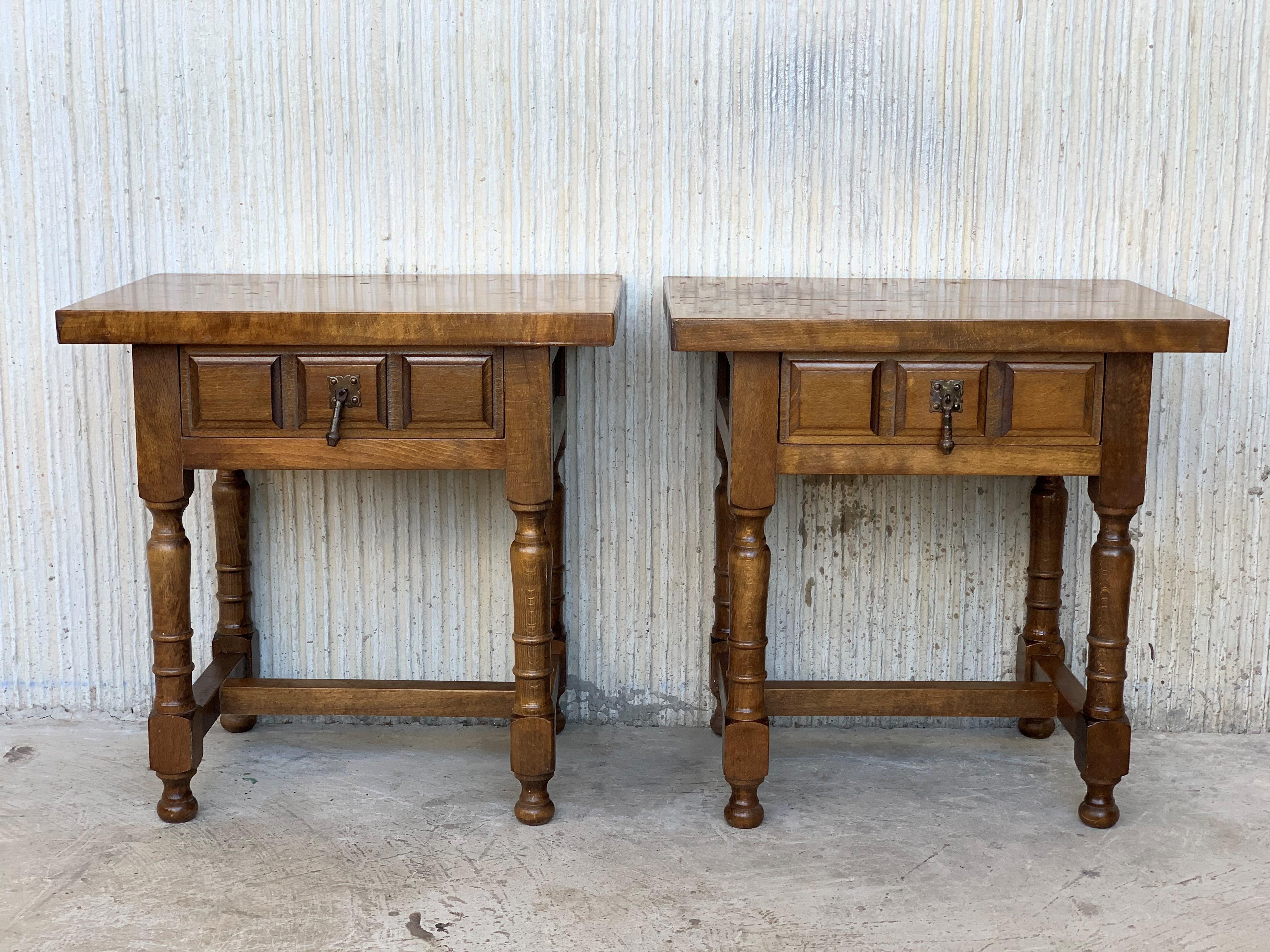 20th century pair of Spanish nightstands with carved drawer and iron hardware.
Beautiful tables that you can use like a night stands or side tables, end tables... or table lamp.