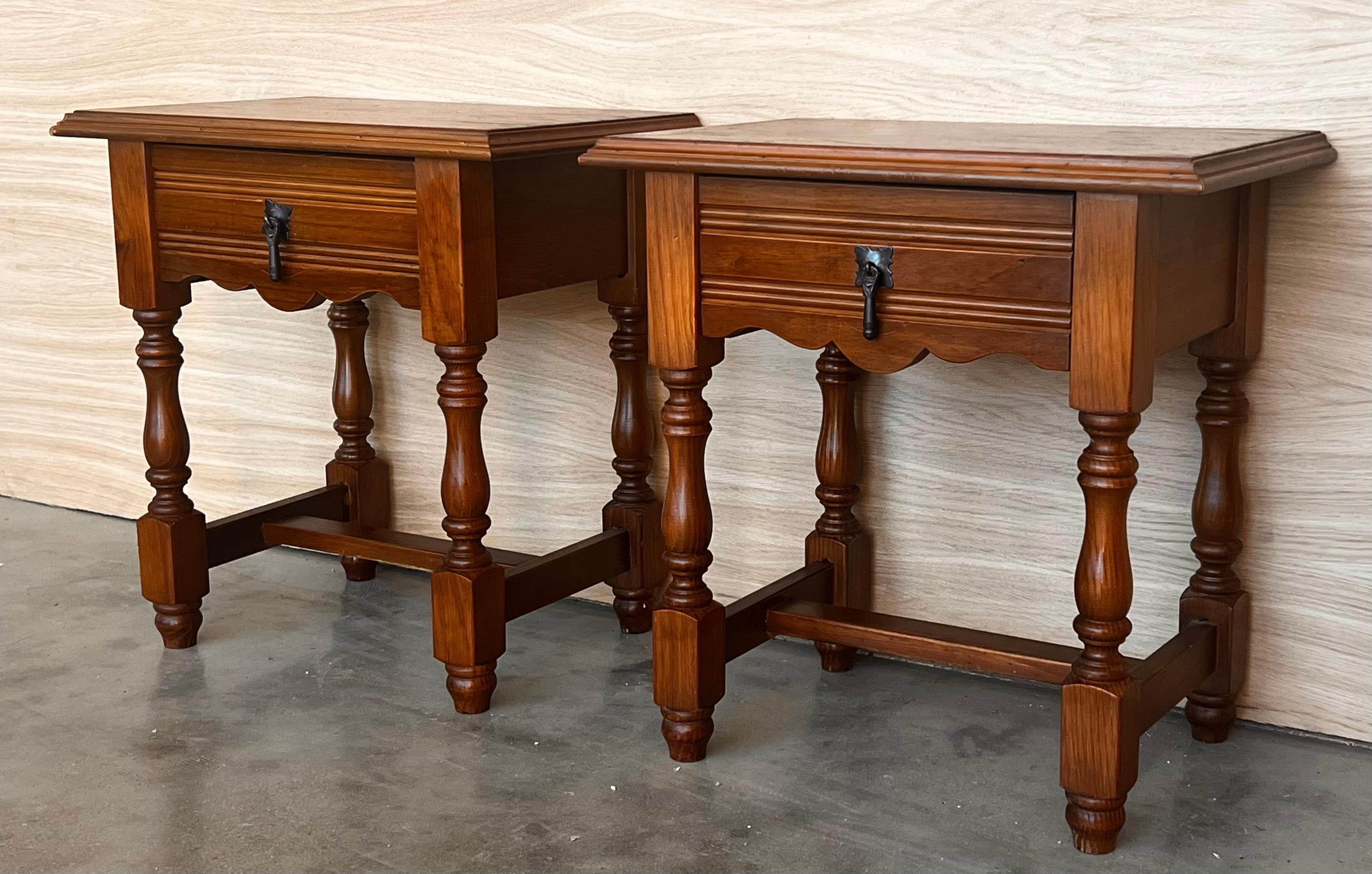 20th Pair of Spanish Nightstands with Carved Drawer  In Good Condition For Sale In Miami, FL