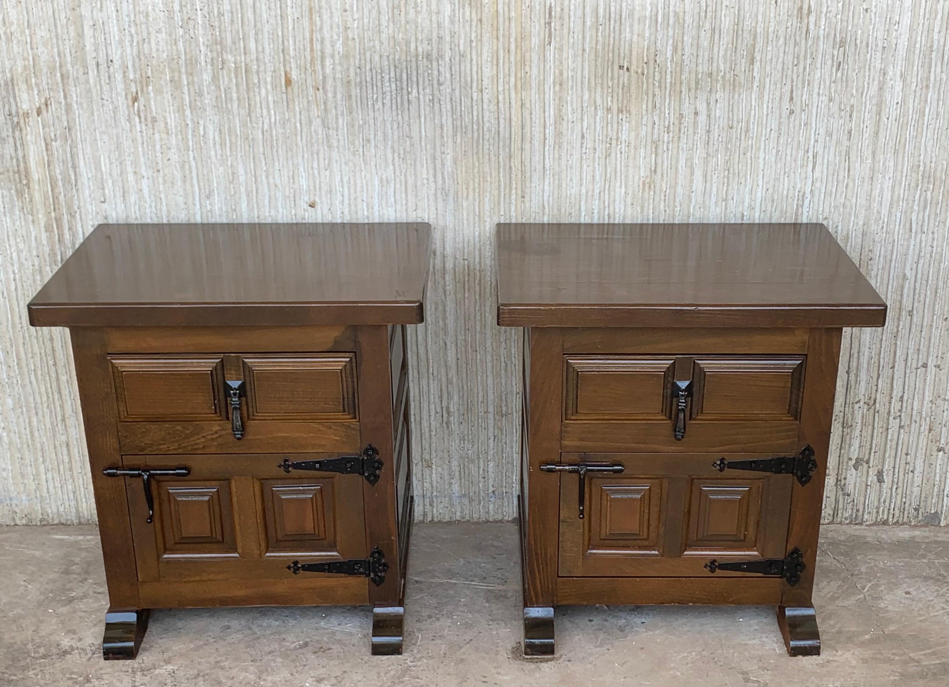 20th century pair of Spanish nightstands with one carved drawer, one door and iron hardware.
Beautiful tables that you can use like a night stands or side tables, end tables... or table lamp.