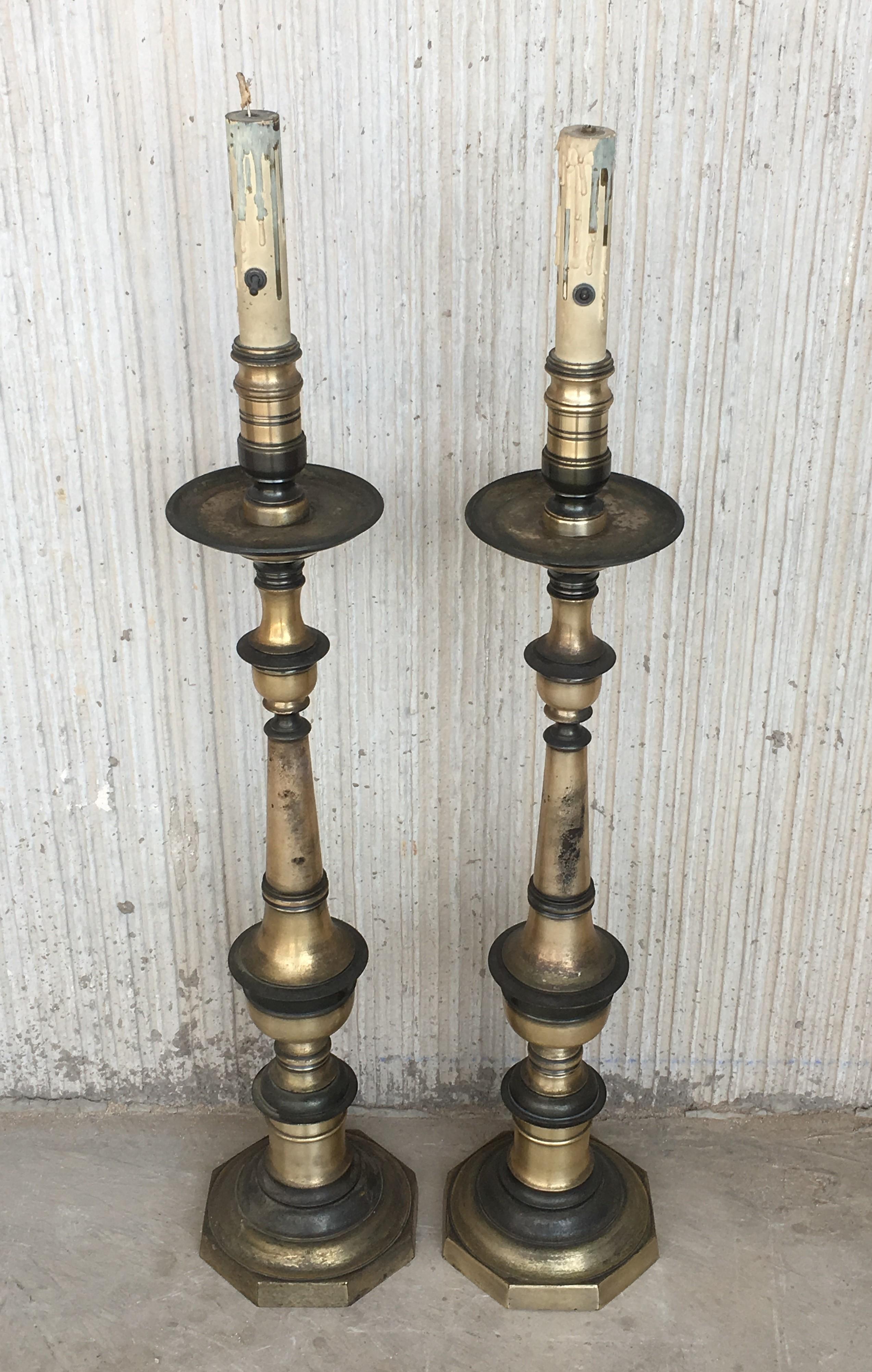 Néo-Renaissance Paire de lampadaires à seau et torchères en bronze de style Renaissance espagnole, XXe siècle en vente