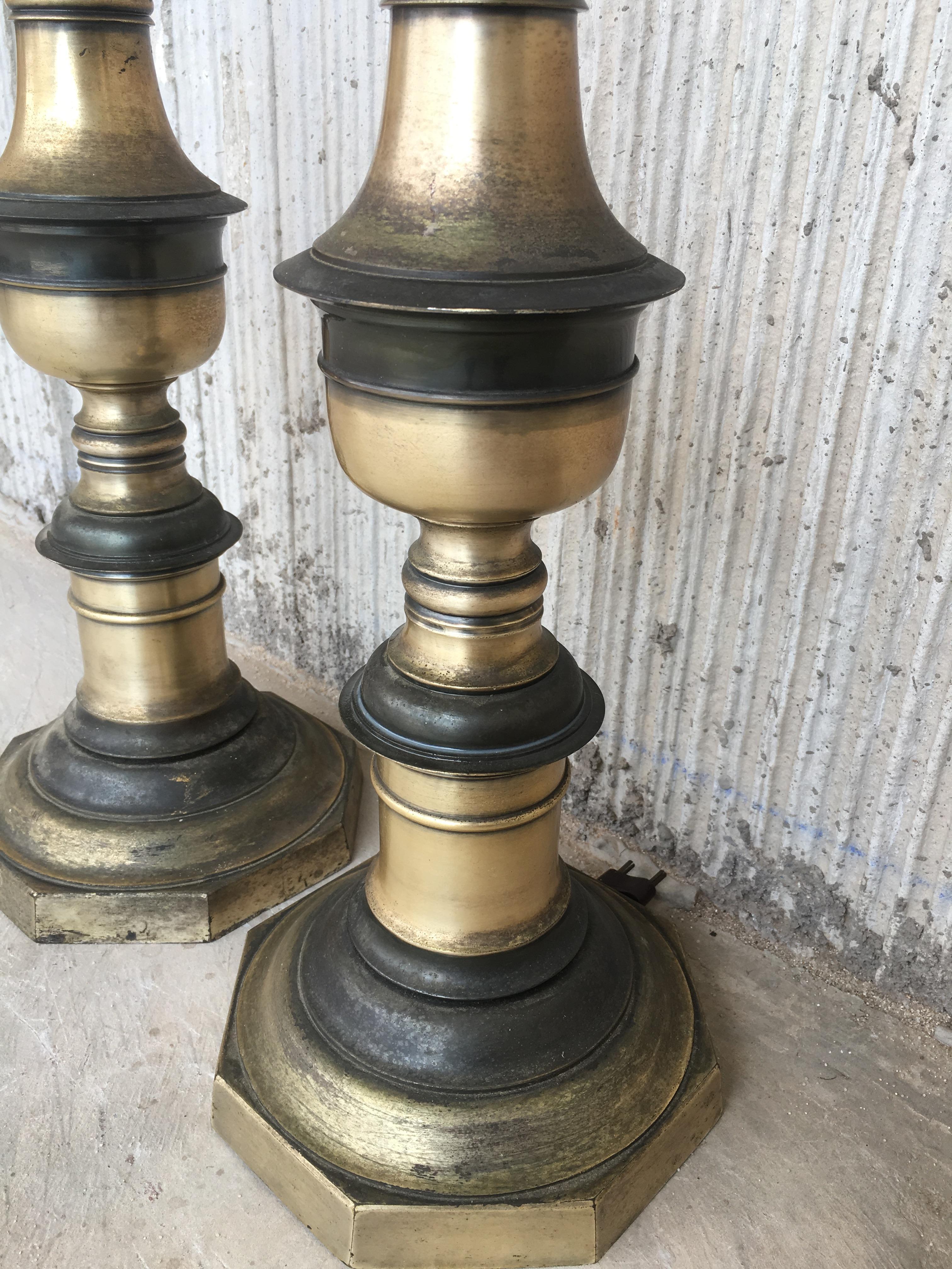 Paar spanische Bronze-Pricket-Stehlampen im Renaissance-Stil des 20. Jahrhunderts, Fackeln im Angebot 3