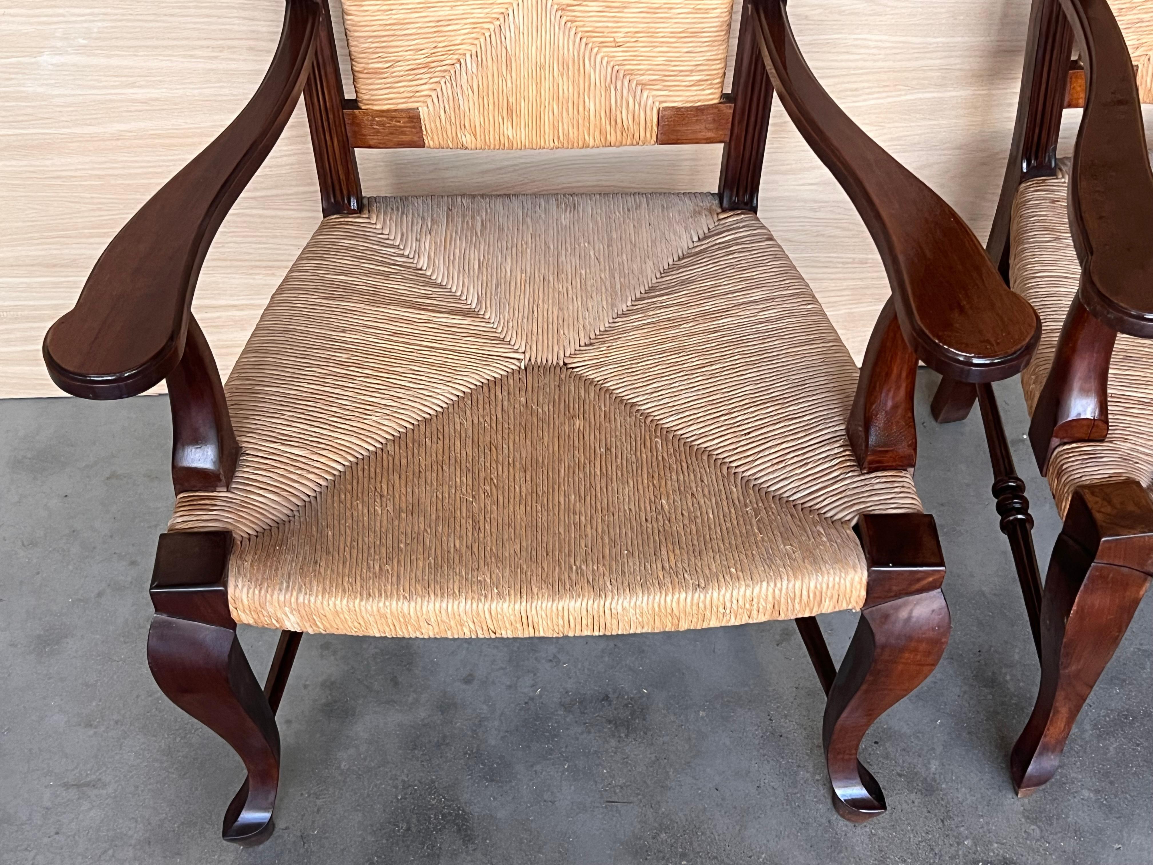 20e paire de fauteuils en noyer espagnol à haut dossier et assise cannée en vente 6