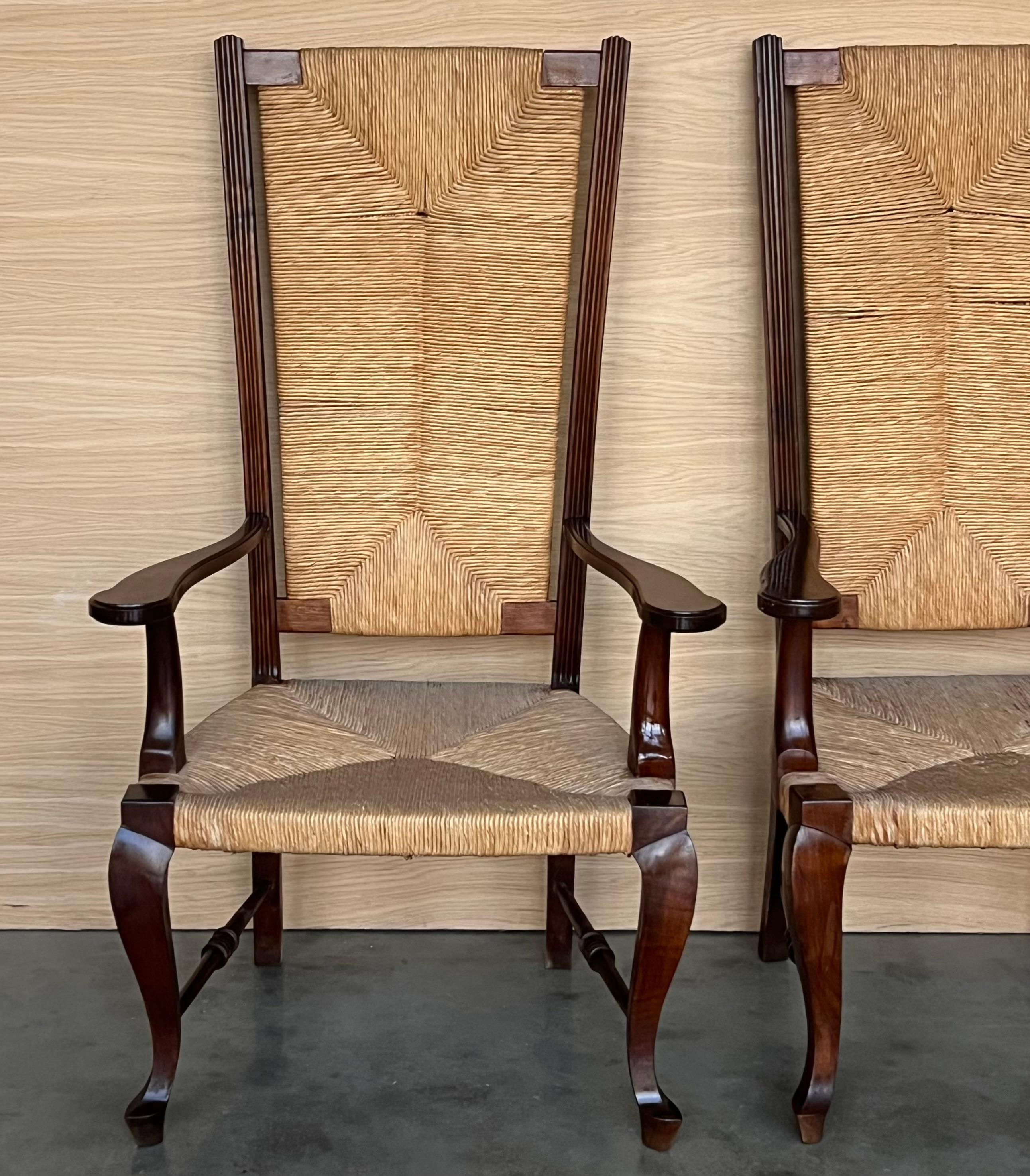 Colonial espagnol 20e paire de fauteuils en noyer espagnol à haut dossier et assise cannée en vente