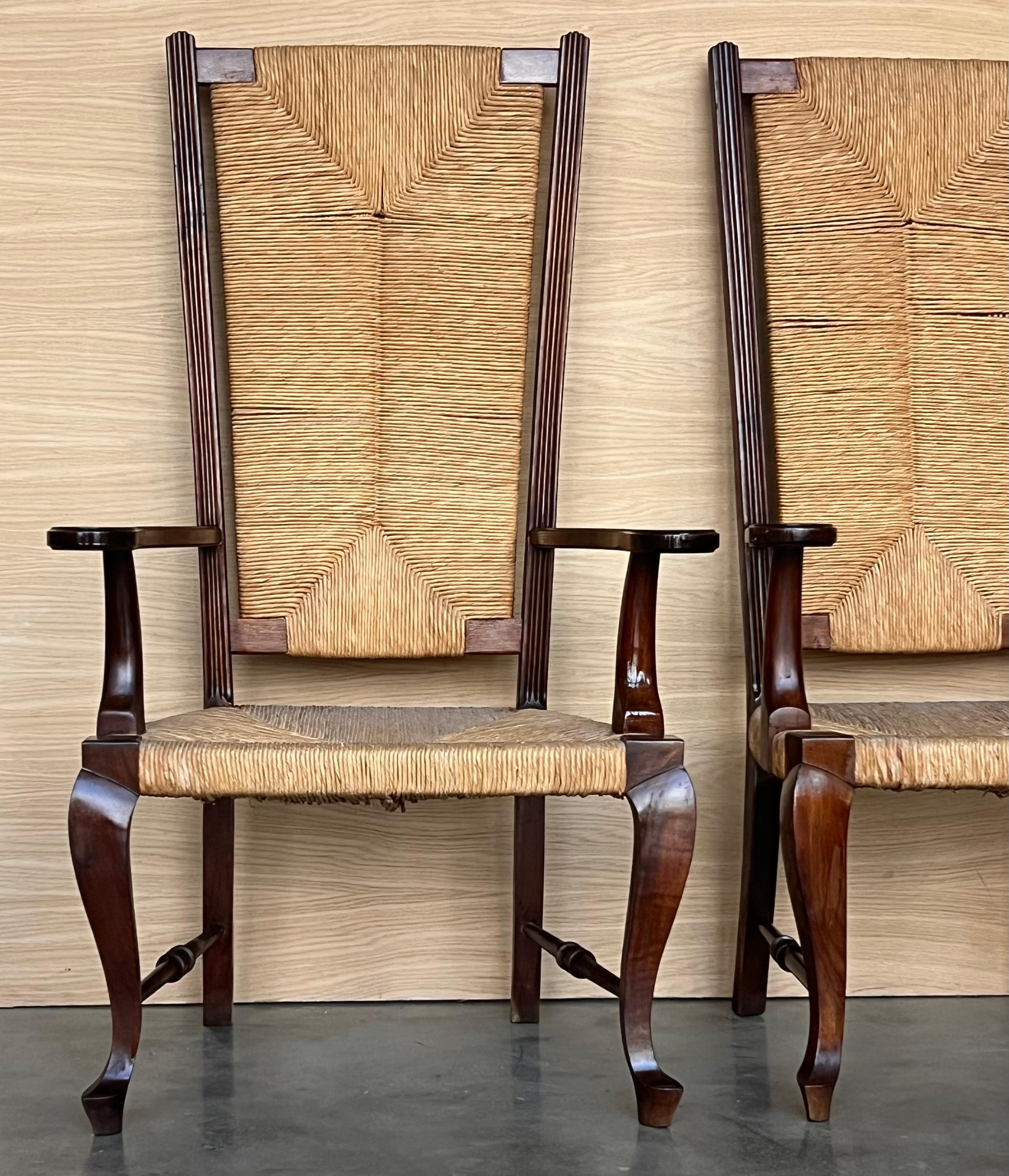 Espagnol 20e paire de fauteuils en noyer espagnol à haut dossier et assise cannée en vente