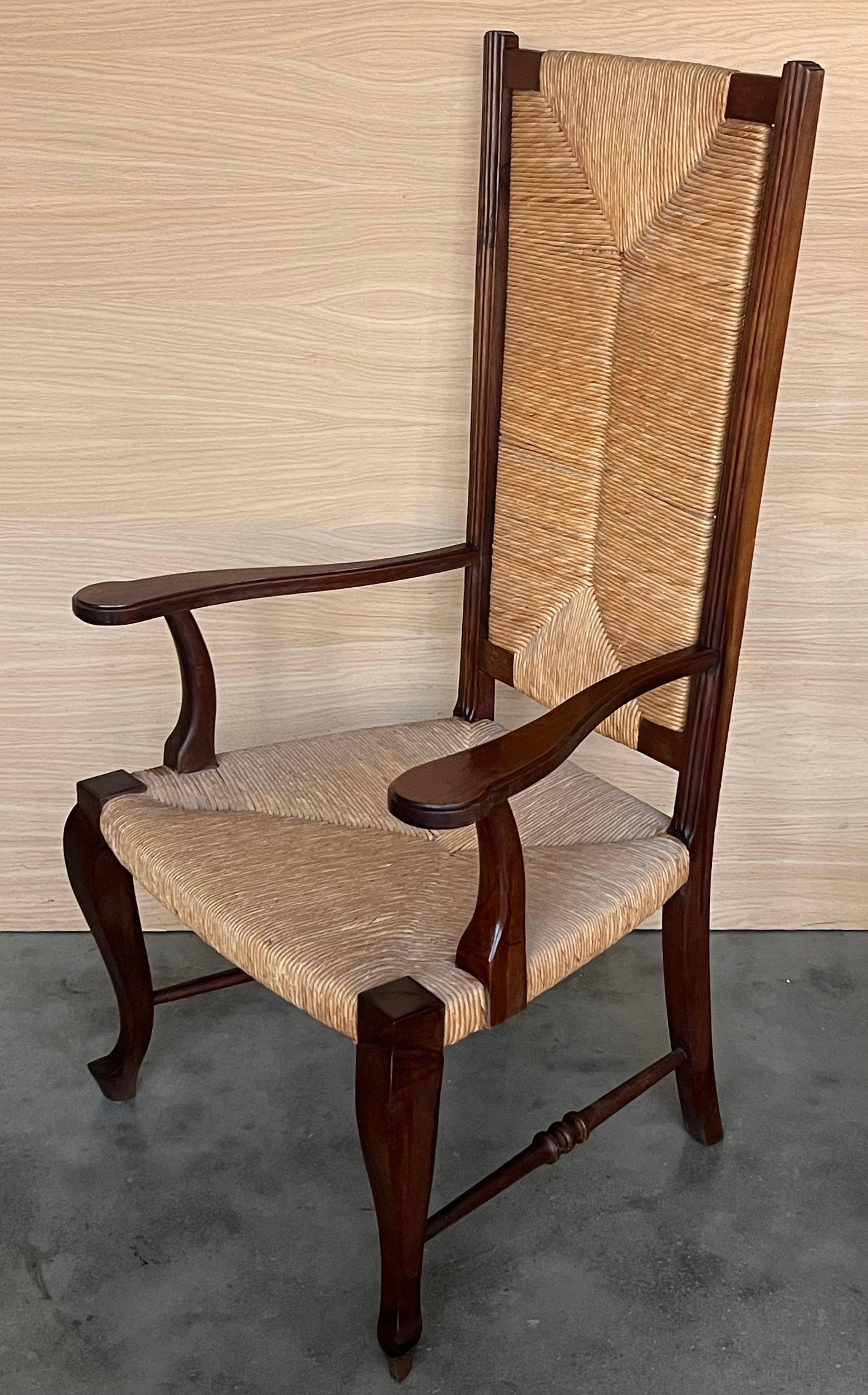 20ième siècle 20e paire de fauteuils en noyer espagnol à haut dossier et assise cannée en vente