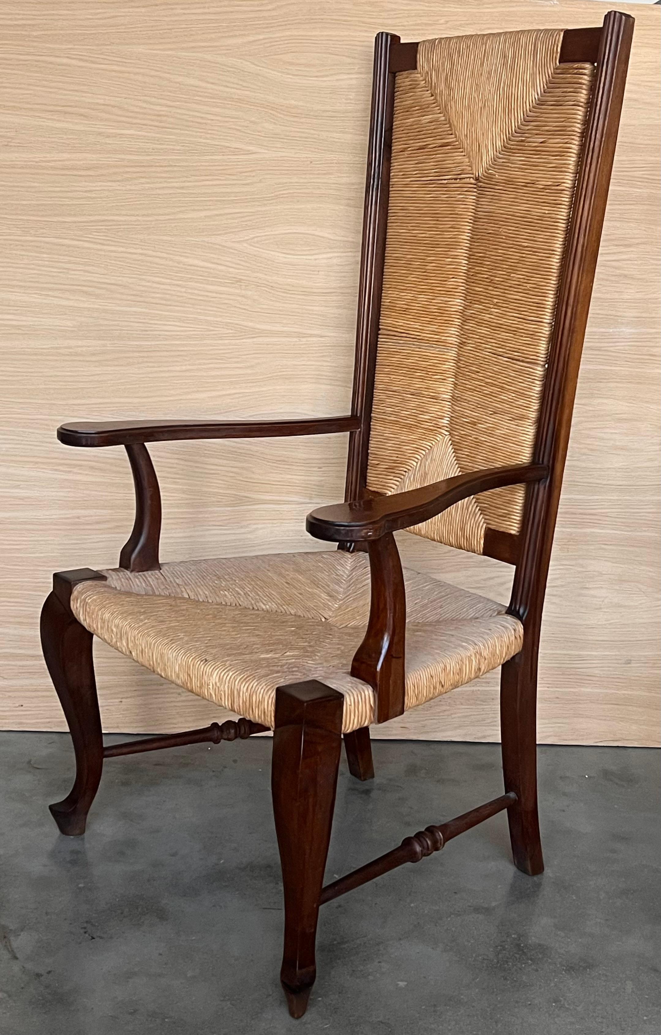 Canne 20e paire de fauteuils en noyer espagnol à haut dossier et assise cannée en vente