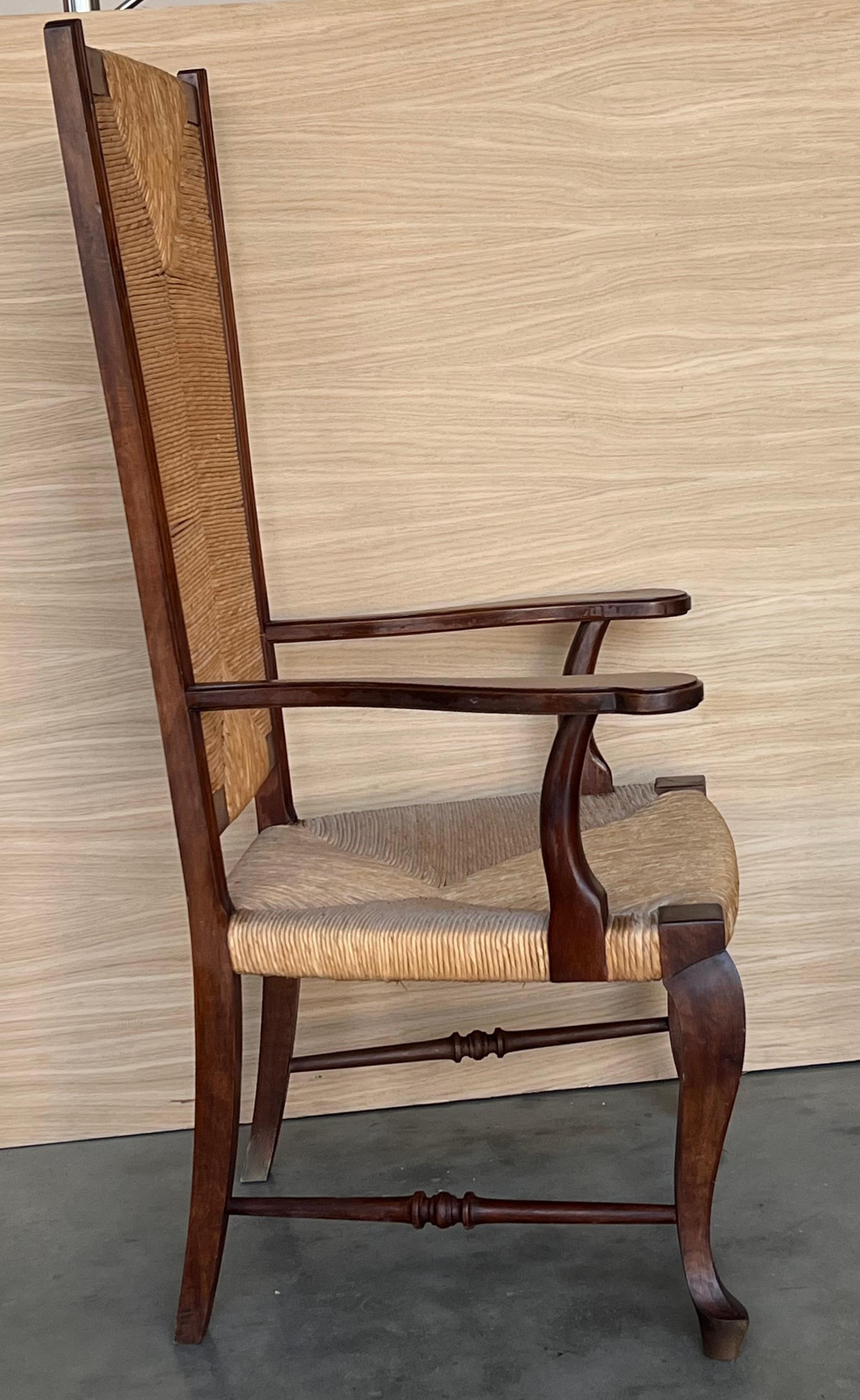 20e paire de fauteuils en noyer espagnol à haut dossier et assise cannée en vente 1