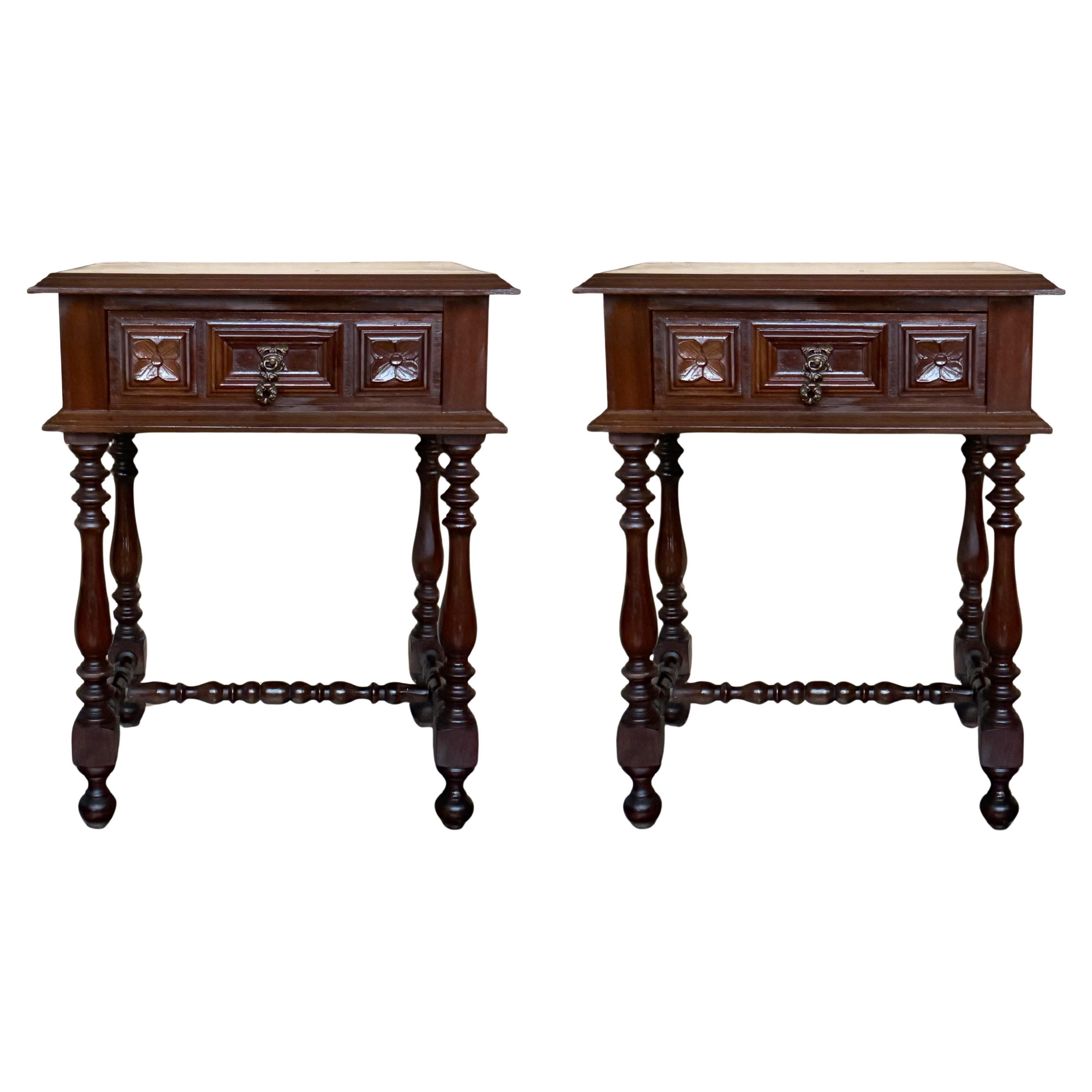 XX Pareja de mesillas de noche españolas talladas en nogal con cajón