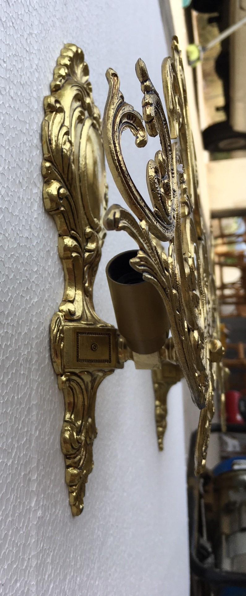 Paire d'appliques baroques à deux lumières en bronze du XXe siècle avec abat-jour en bronze en vente 6