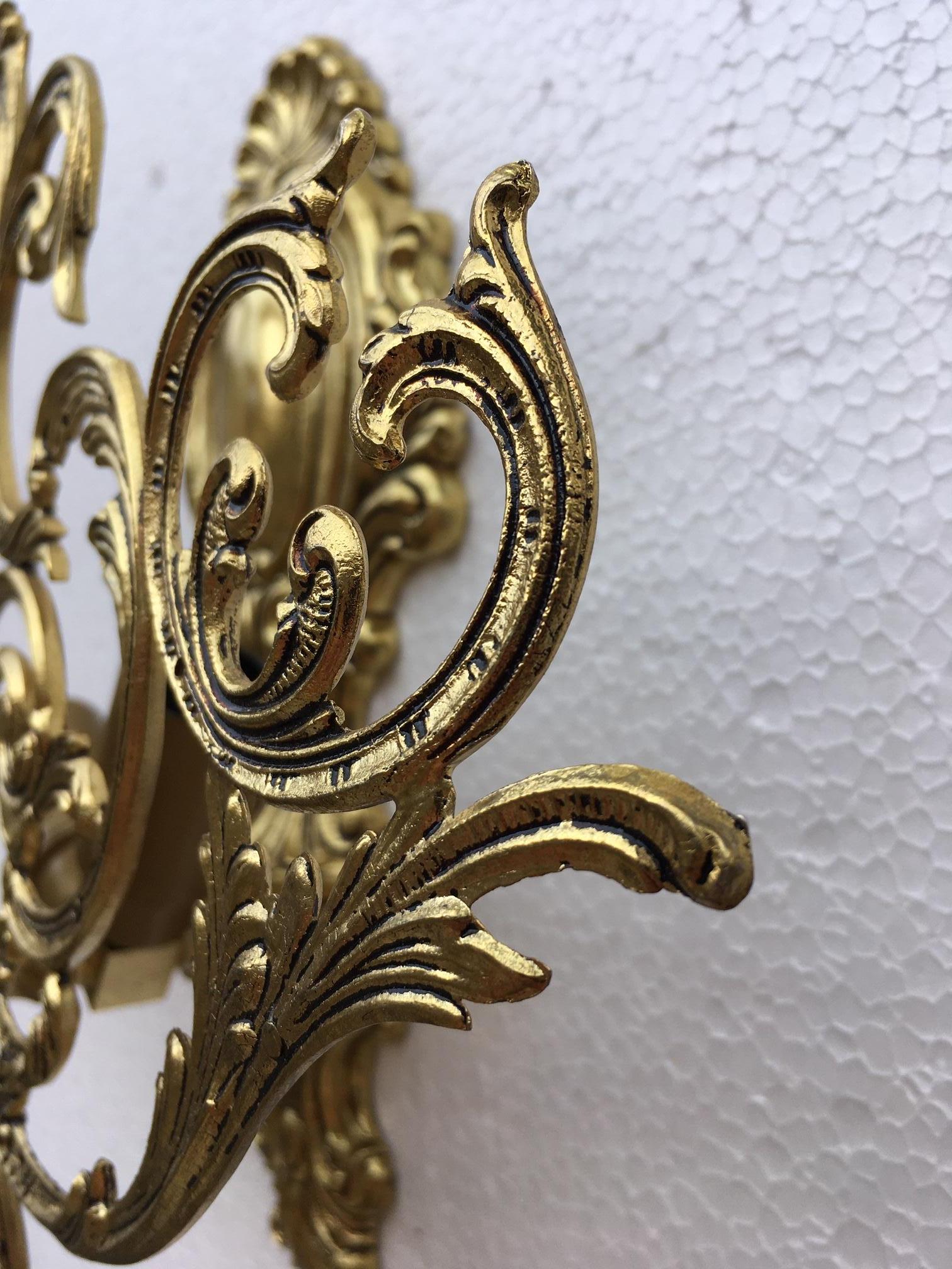 Paire d'appliques baroques à deux lumières en bronze du XXe siècle avec abat-jour en bronze en vente 7