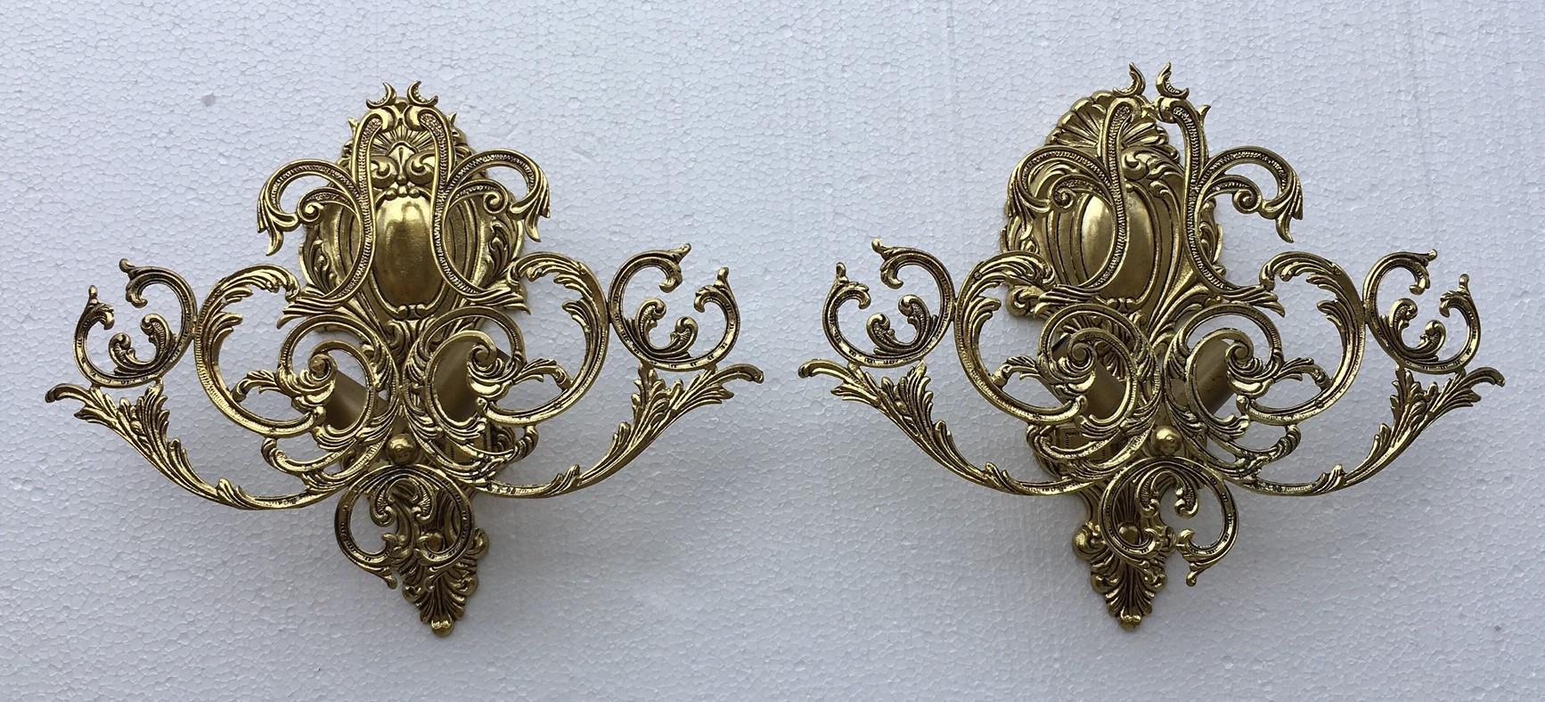 Paire d'appliques à deux lumières en bronze baroque du 20e siècle avec abat-jour en bronze.