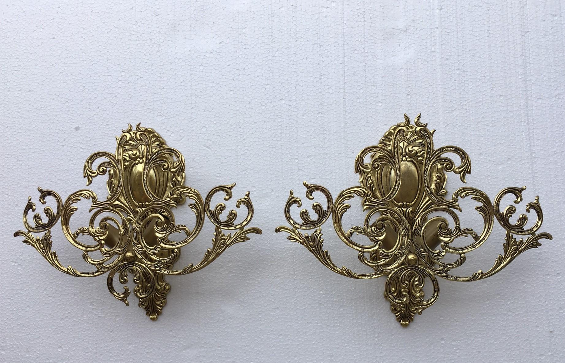Baroque Paire d'appliques baroques à deux lumières en bronze du XXe siècle avec abat-jour en bronze en vente
