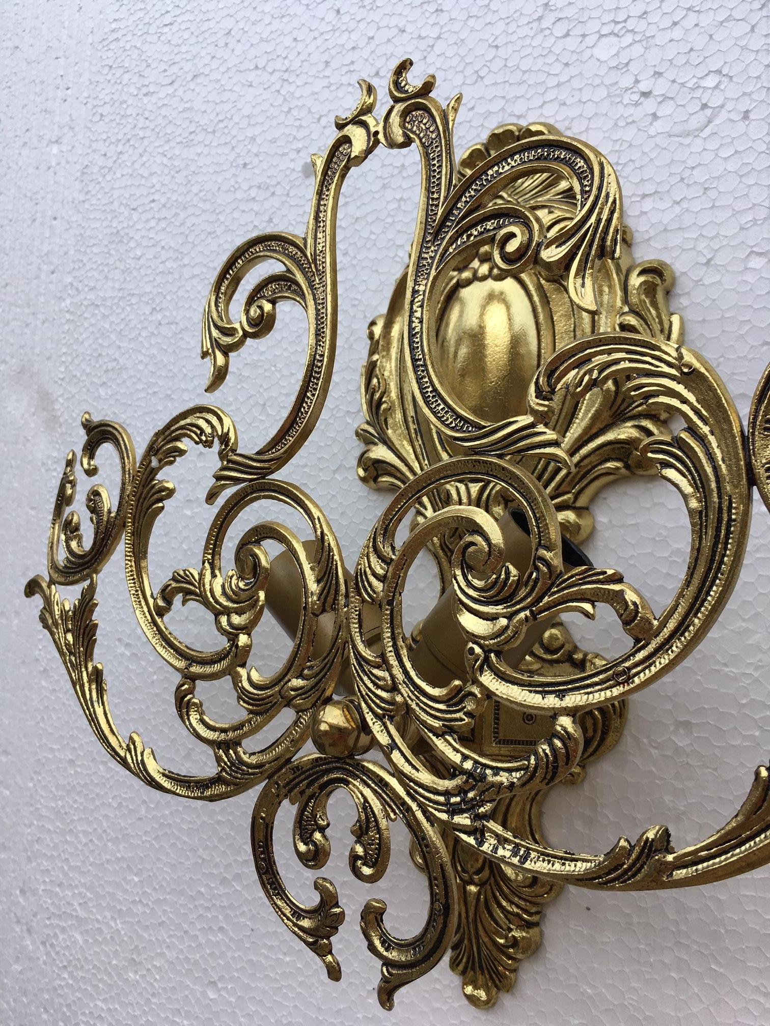 Paire d'appliques baroques à deux lumières en bronze du XXe siècle avec abat-jour en bronze en vente 2