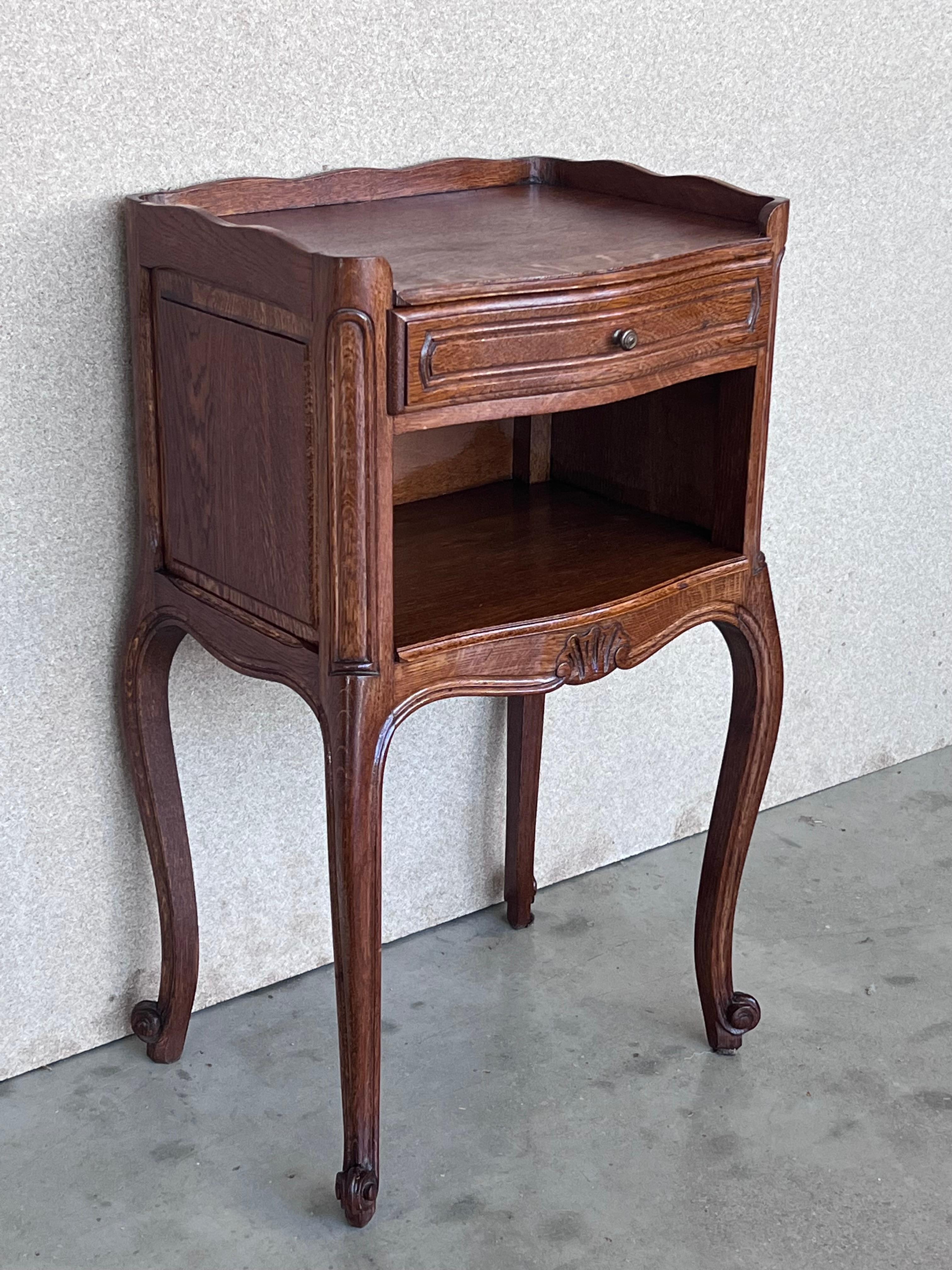 20th Pair of Walnut Nightstands Tables with Drawer and Open Shelf In Good Condition For Sale In Miami, FL