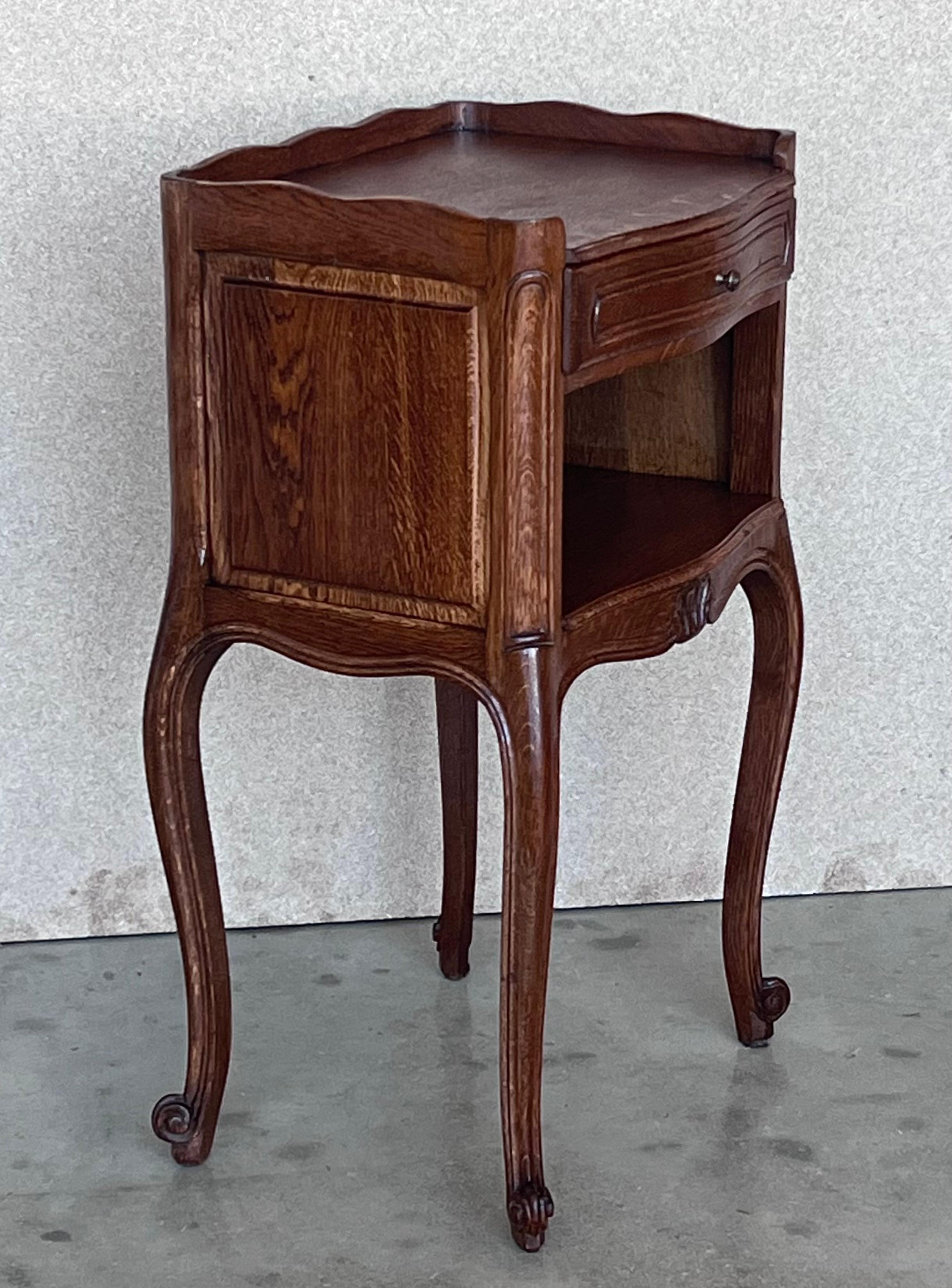 20th Century 20th Pair of Walnut Nightstands Tables with Drawer and Open Shelf For Sale