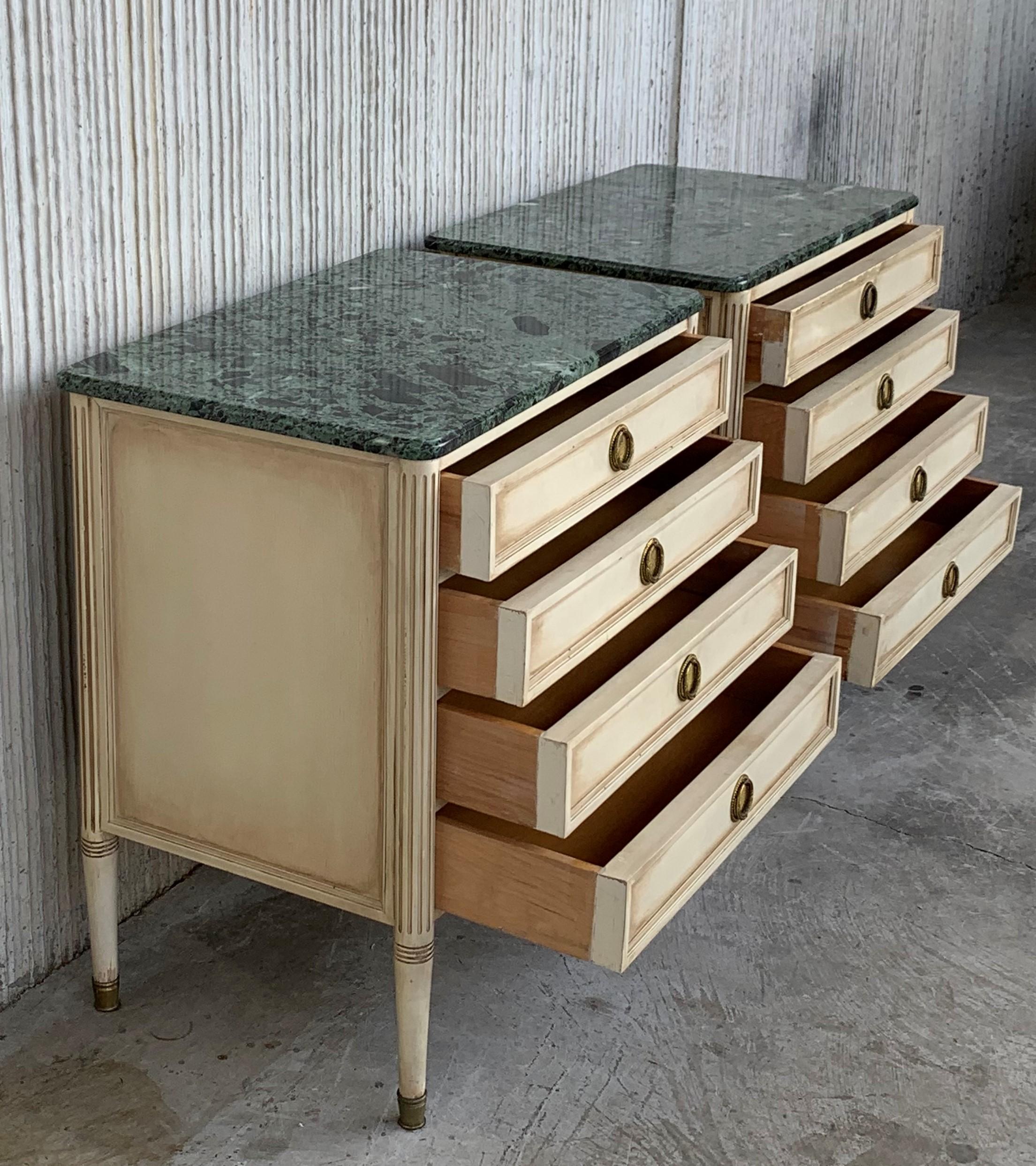 20th Century Pair of White Patina and Green Marble Nightstands In Good Condition In Miami, FL