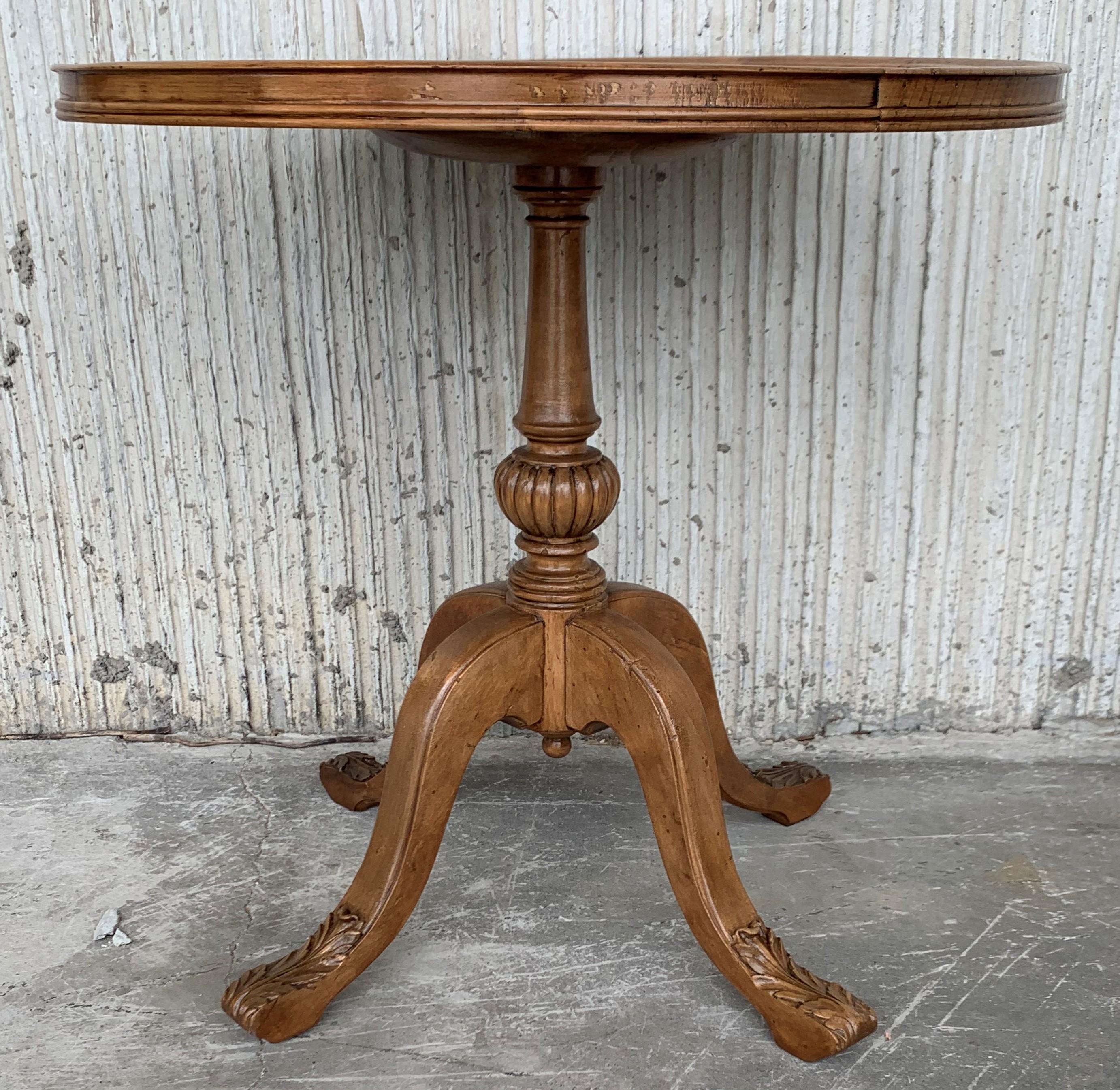 George III Pedestal Walnut Round Coffee or Side Table with Ornamental Carved Legs