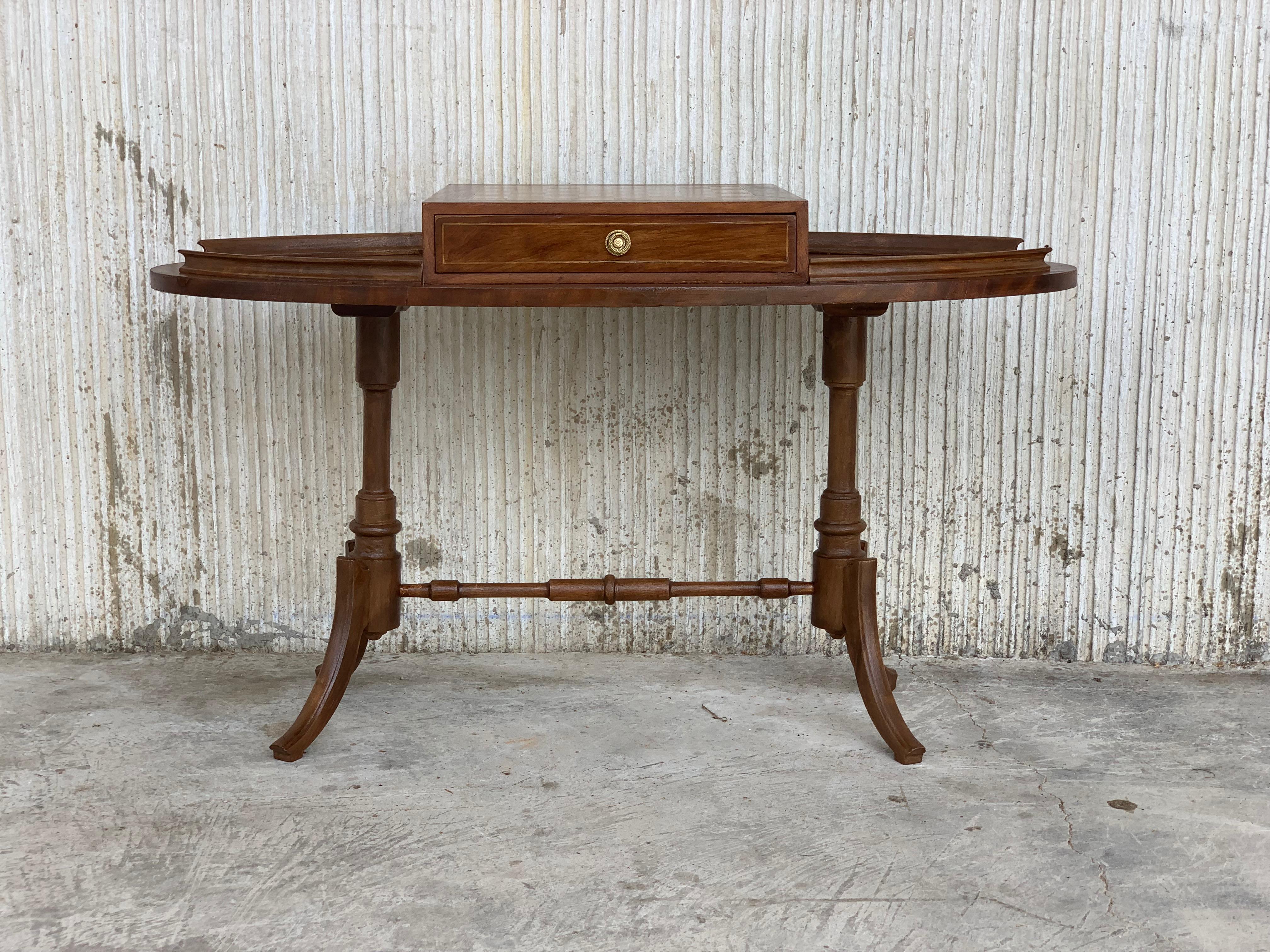 20th Regency style oval walnut chess game table with two drawers

Measures: Total height 23.5