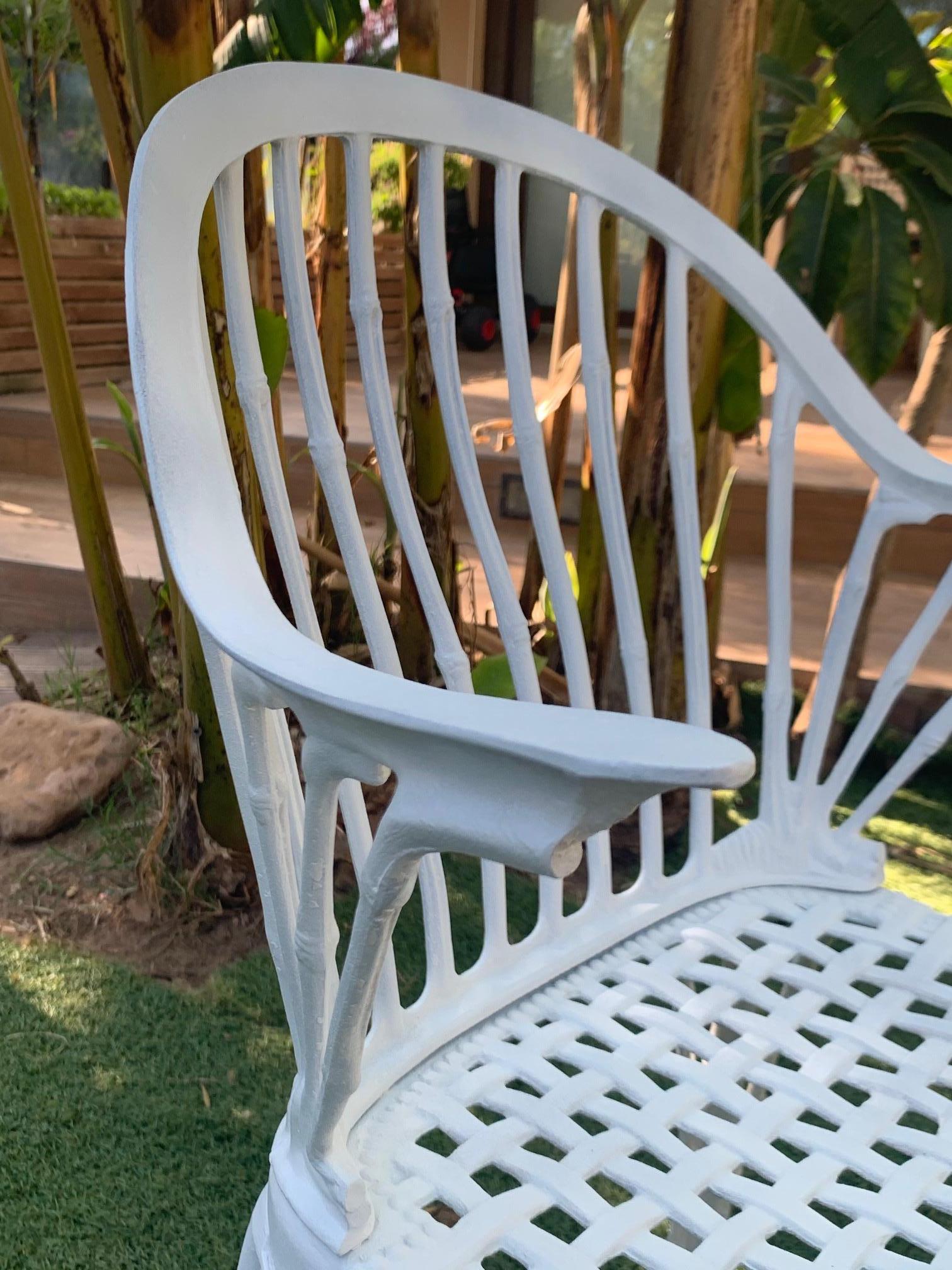 paire de chaises de jardin blanches en faux bambou de style néo-renaissance 20e siècle en vente 2